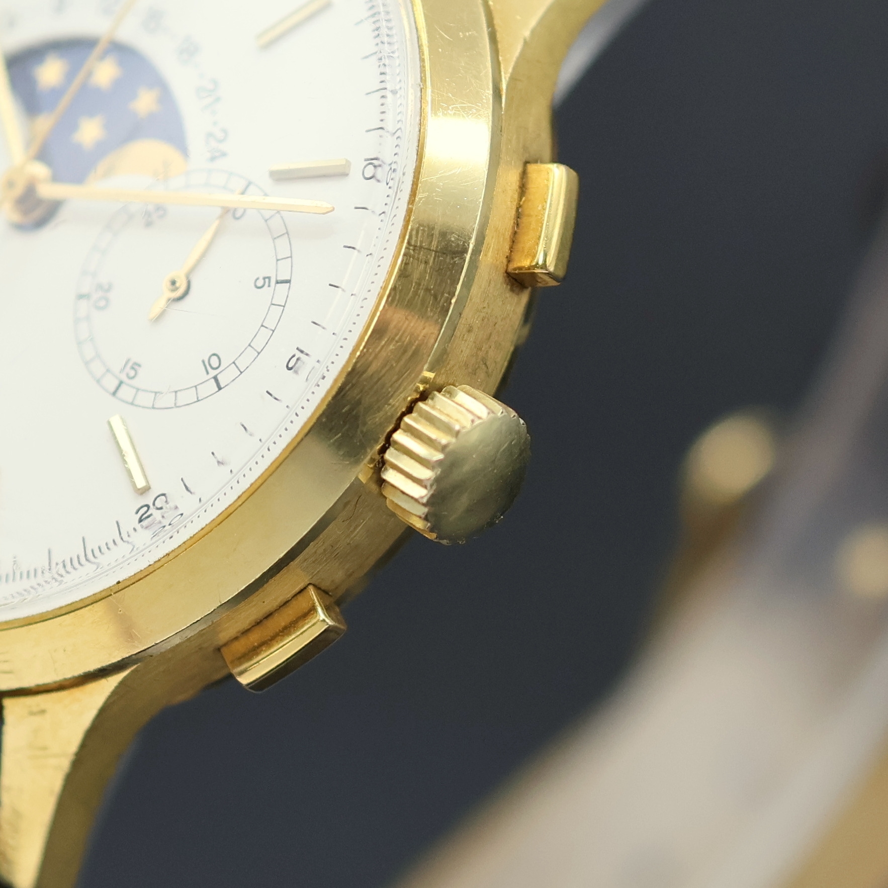 Detail d: CHRONOSWISS Herrenchronograph mit Mondphase in GG 750/000, Schweiz um 1990, Handaufzug, 3-teil. Geh., Boden u. Glasrand aufgedr., Korrekturdr. seitl. ...