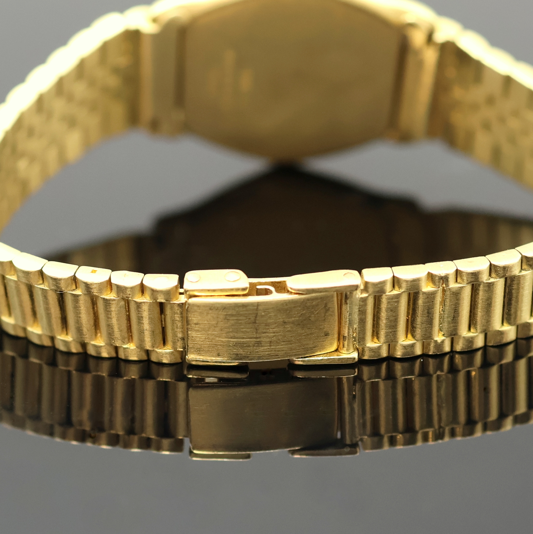 Detail e: EBEL Damenarmbanduhr in GG 750/000, Schweiz um 1995, quarz, Monocoque-Geh. inkl. neutr. Goldband, Lünette gegen Geh. 5-fach verschr., ...