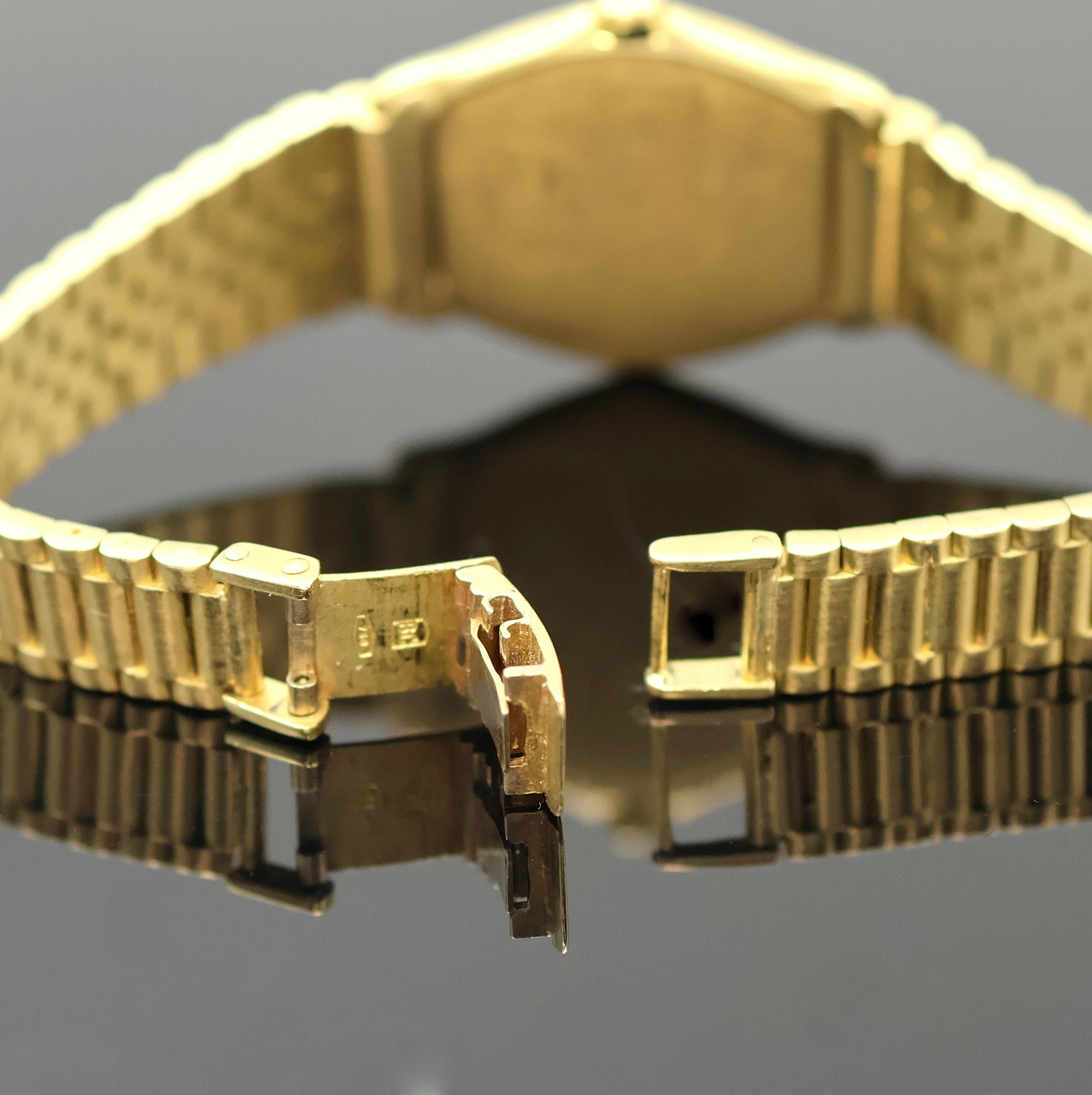 Detail f: EBEL Damenarmbanduhr in GG 750/000, Schweiz um 1995, quarz, Monocoque-Geh. inkl. neutr. Goldband, Lünette gegen Geh. 5-fach verschr., ...