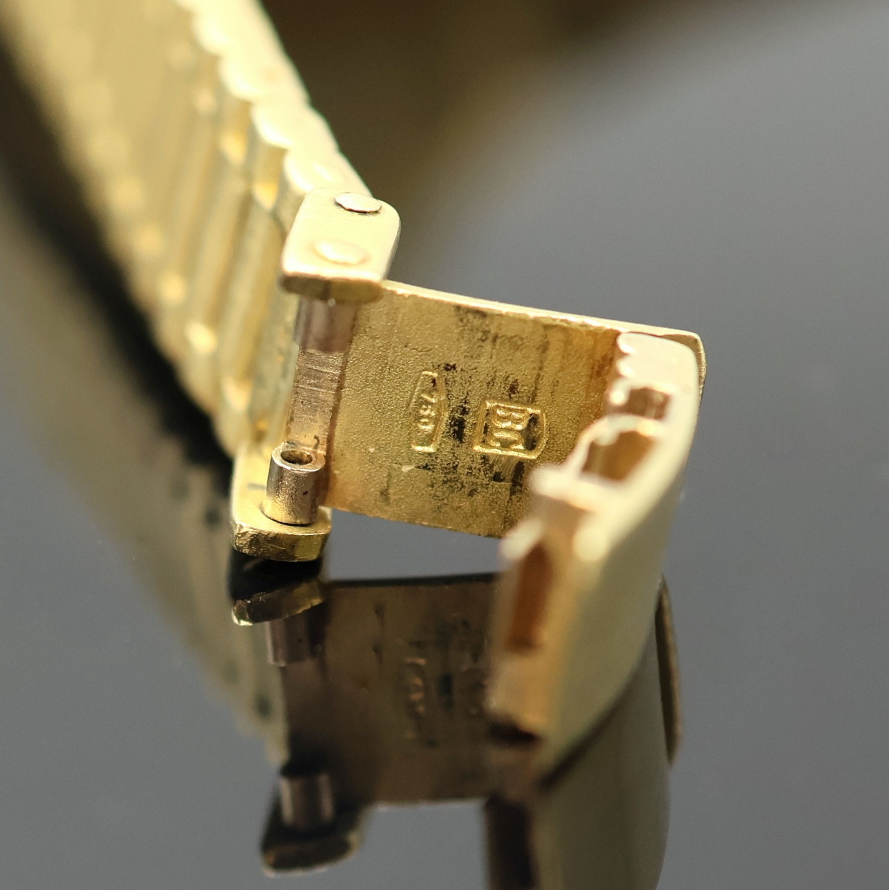 Detail g: EBEL Damenarmbanduhr in GG 750/000, Schweiz um 1995, quarz, Monocoque-Geh. inkl. neutr. Goldband, Lünette gegen Geh. 5-fach verschr., ...