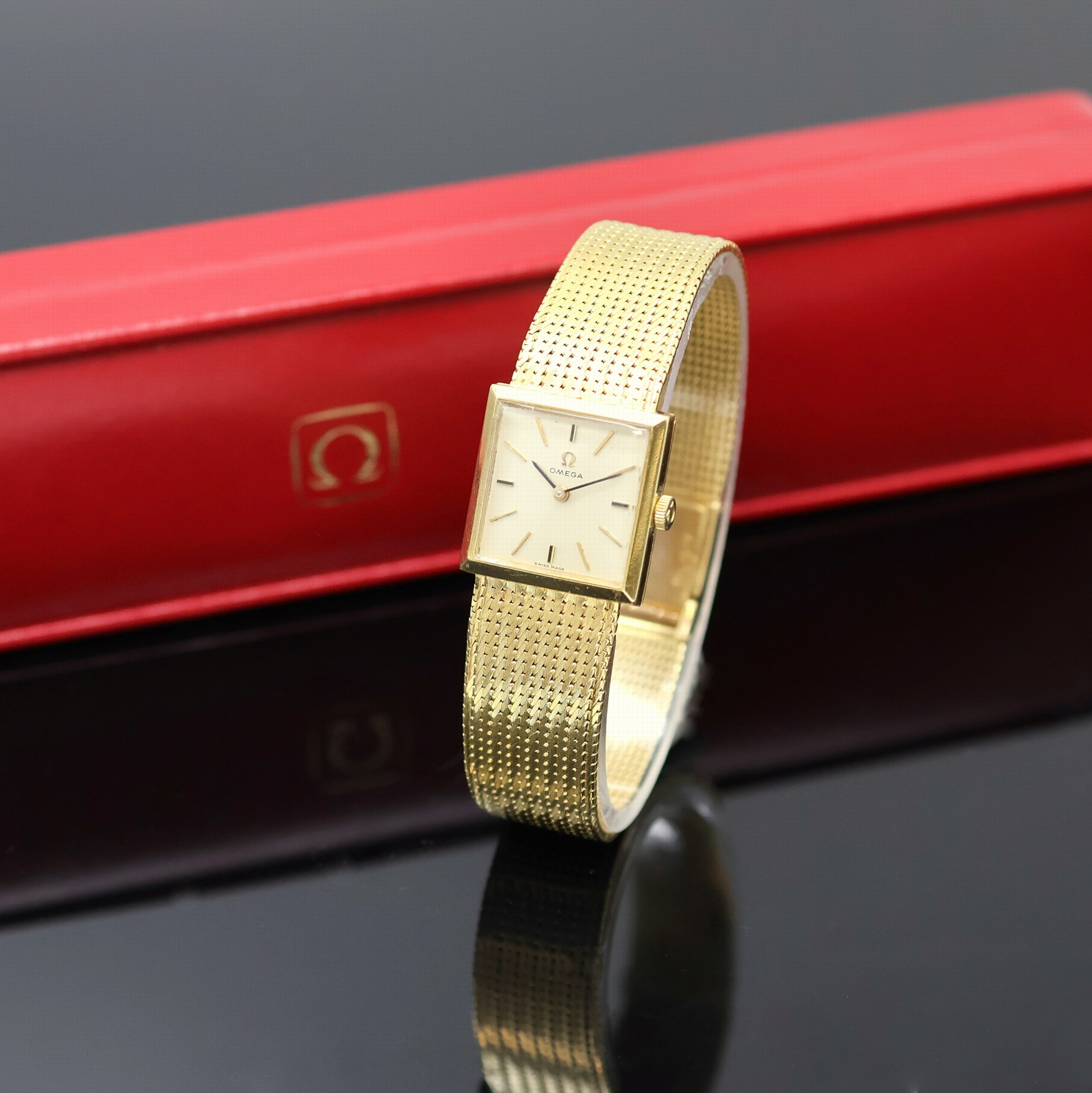 Image 27057429 - OMEGA viereckige Armbanduhr in GG 750/000 Referenz 8068, Schweiz um 1968, Handaufzug, ...