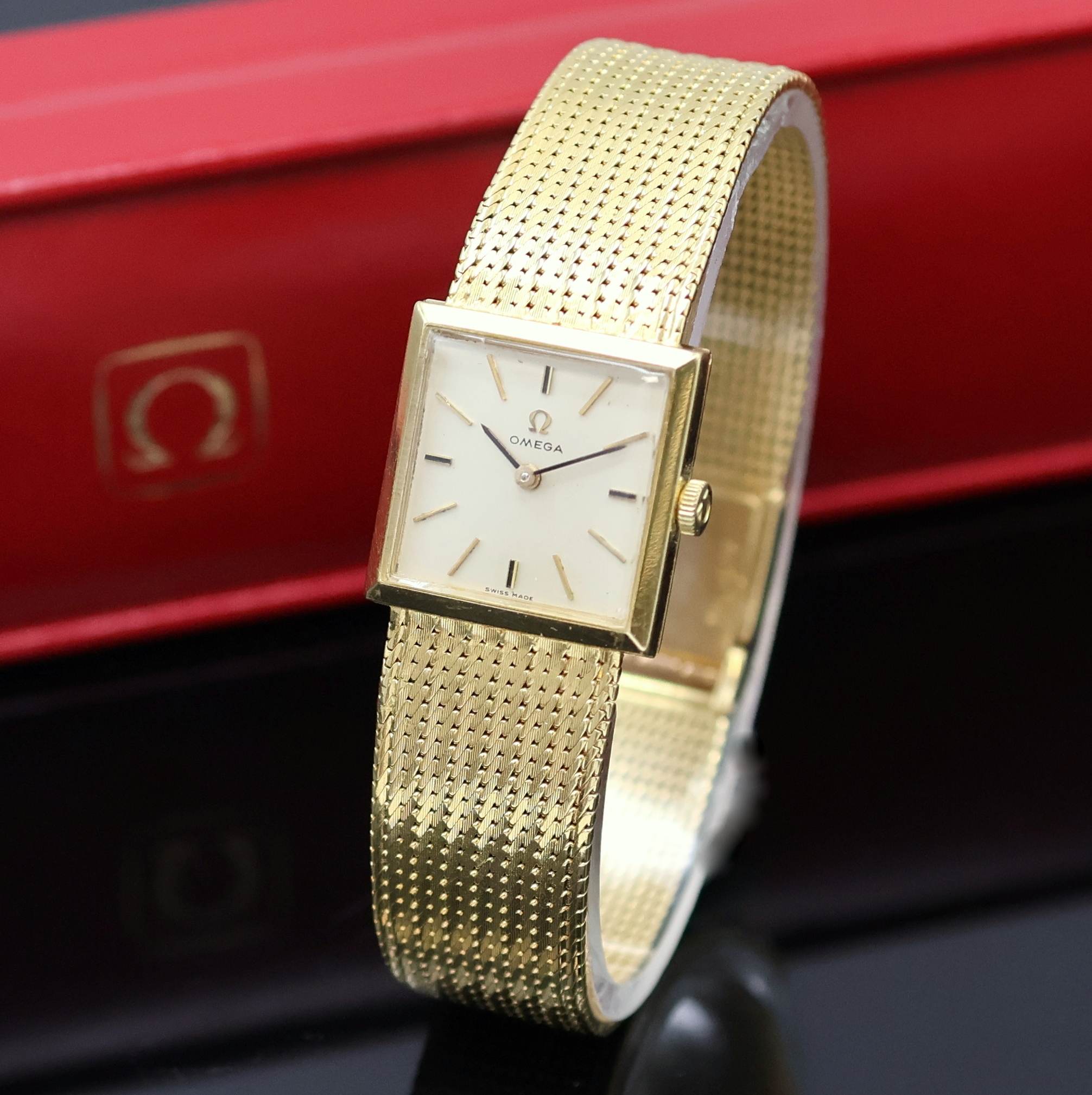 Detail a: OMEGA viereckige Armbanduhr in GG 750/000 Referenz 8068, Schweiz um 1968, Handaufzug, orig. Goldband, Boden aufgedr., silb. Zifferbl. m. aufges. ...