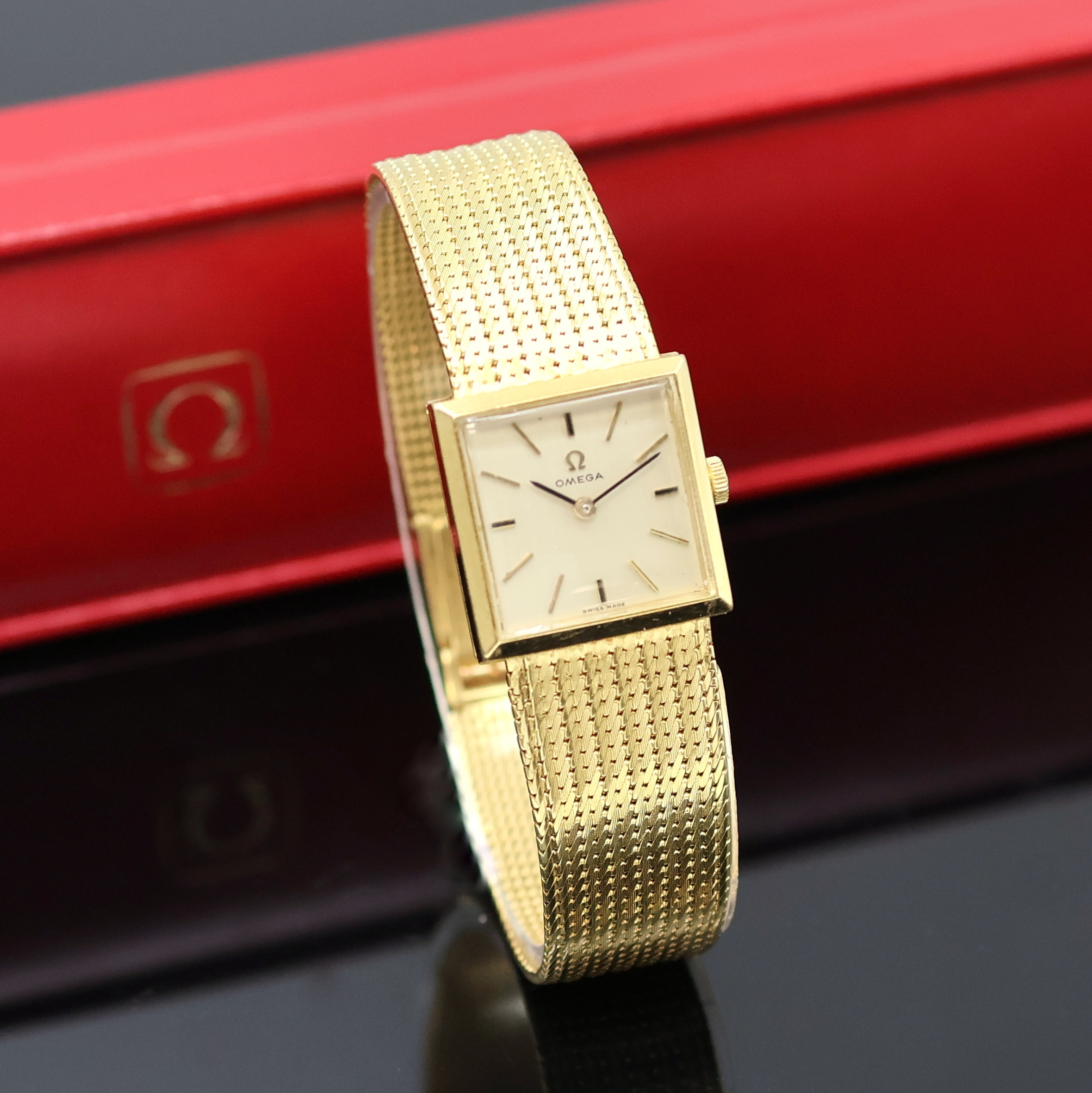 Detail b: OMEGA viereckige Armbanduhr in GG 750/000 Referenz 8068, Schweiz um 1968, Handaufzug, orig. Goldband, Boden aufgedr., silb. Zifferbl. m. aufges. ...