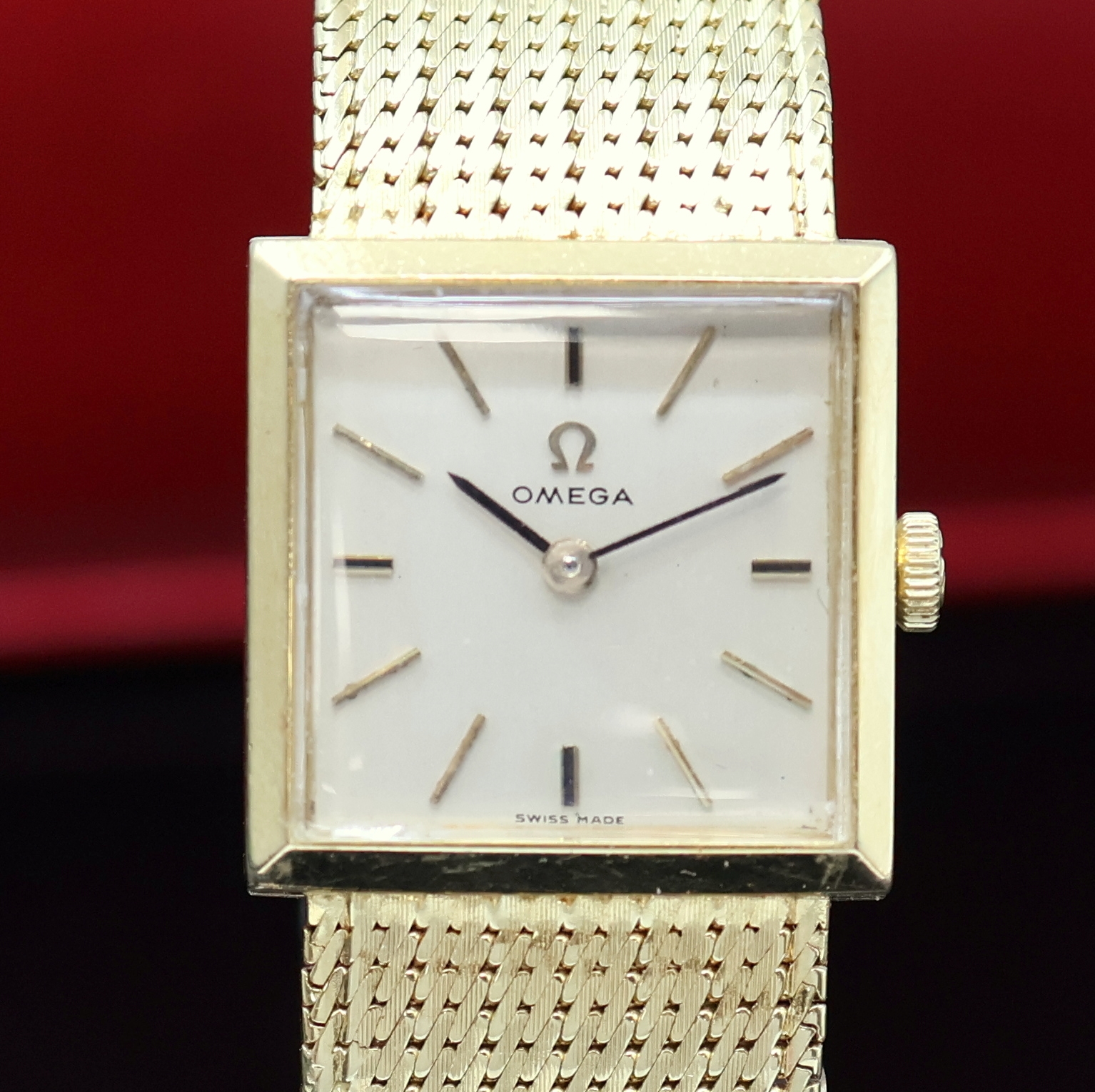 Detail c: OMEGA viereckige Armbanduhr in GG 750/000 Referenz 8068, Schweiz um 1968, Handaufzug, orig. Goldband, Boden aufgedr., silb. Zifferbl. m. aufges. ...