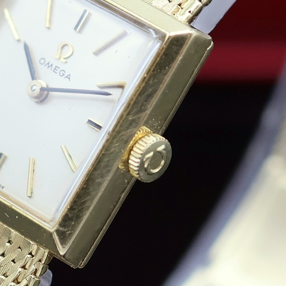 Detail d: OMEGA viereckige Armbanduhr in GG 750/000 Referenz 8068, Schweiz um 1968, Handaufzug, orig. Goldband, Boden aufgedr., silb. Zifferbl. m. aufges. ...