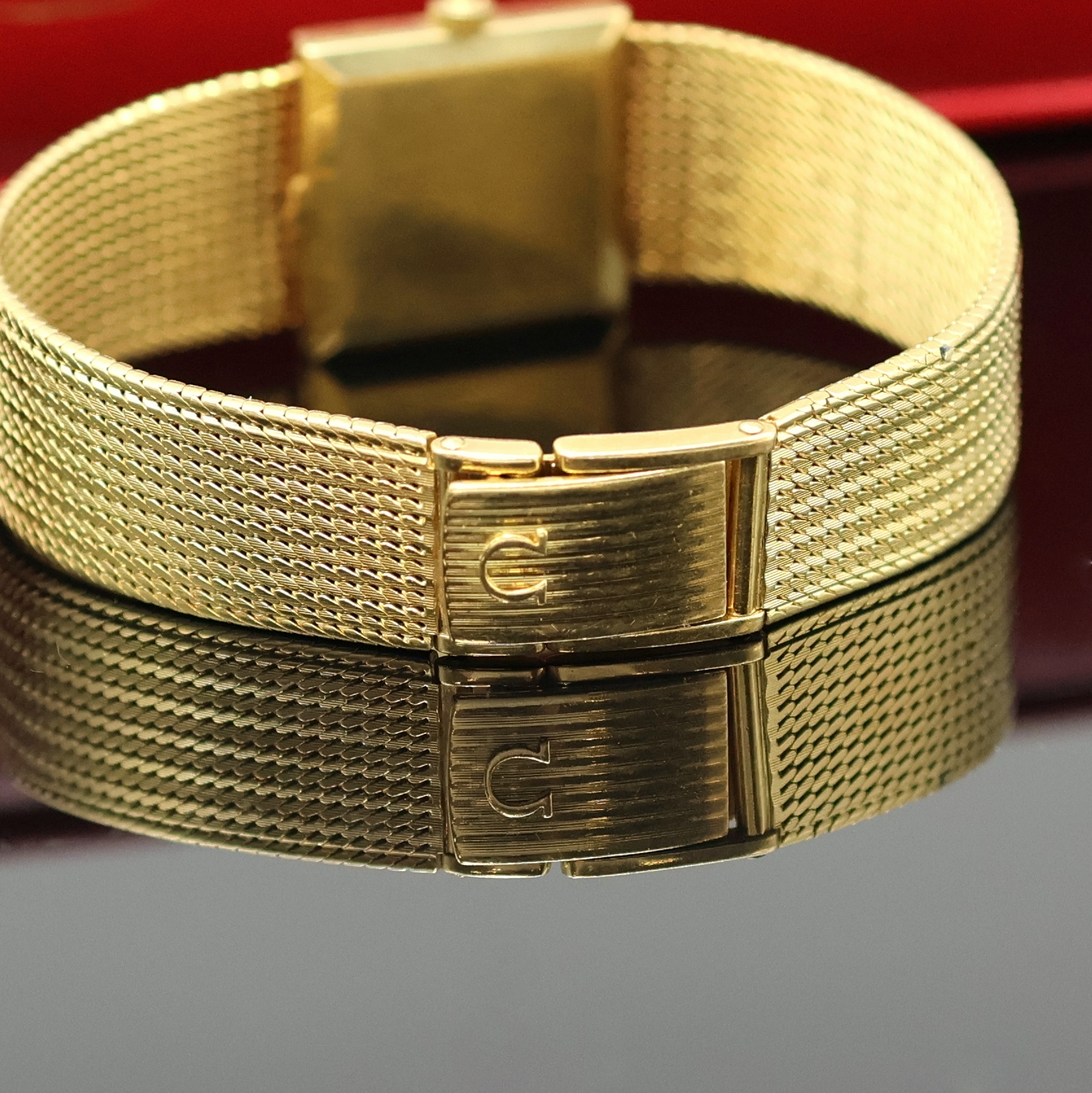 Detail e: OMEGA viereckige Armbanduhr in GG 750/000 Referenz 8068, Schweiz um 1968, Handaufzug, orig. Goldband, Boden aufgedr., silb. Zifferbl. m. aufges. ...