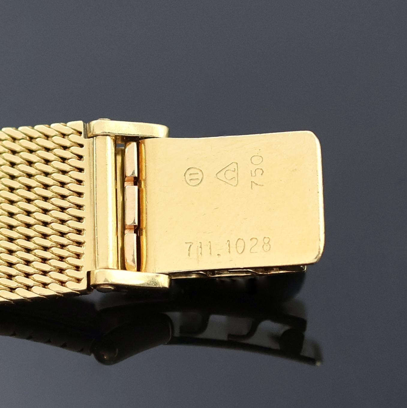 Detail f: OMEGA viereckige Armbanduhr in GG 750/000 Referenz 8068, Schweiz um 1968, Handaufzug, orig. Goldband, Boden aufgedr., silb. Zifferbl. m. aufges. ...