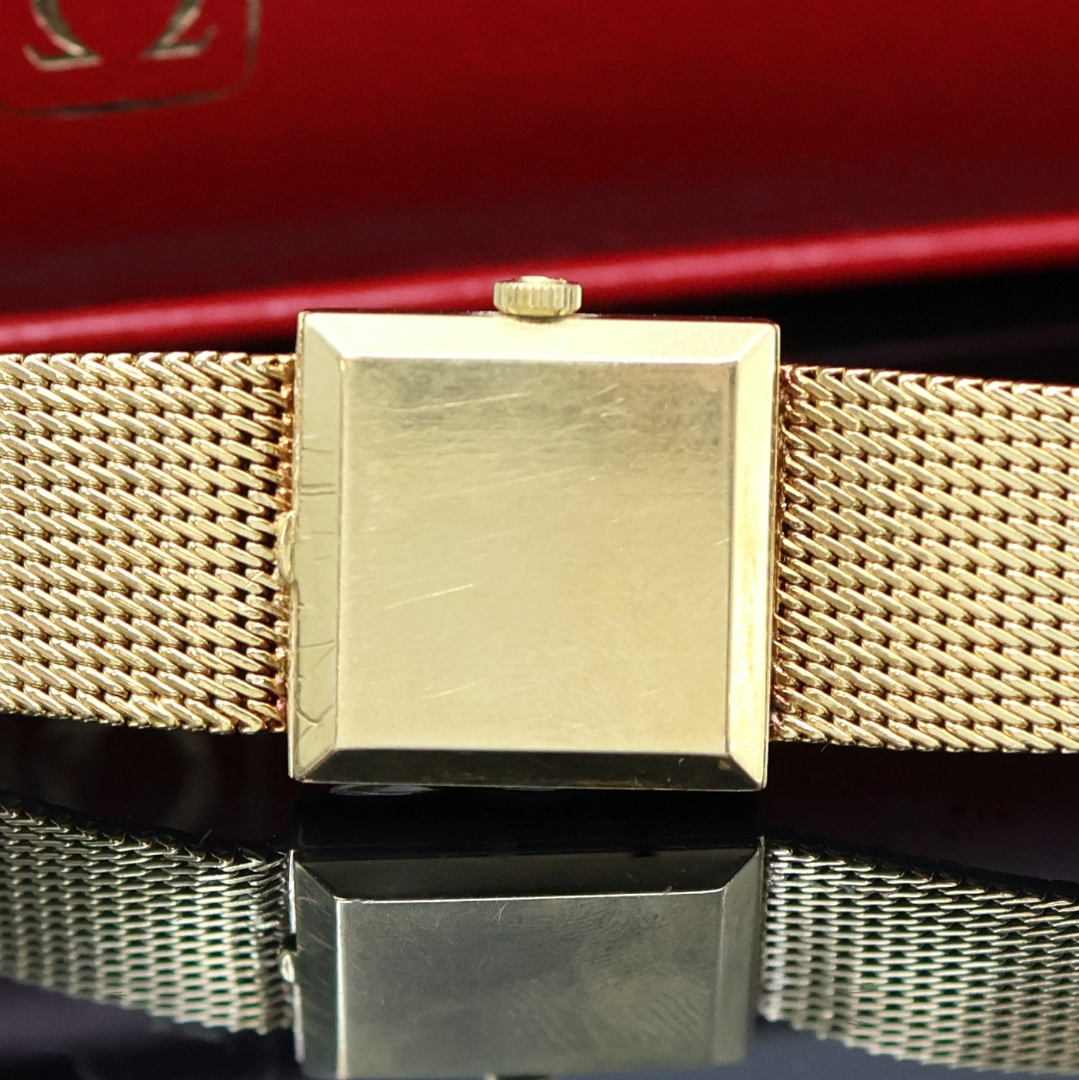 Detail g: OMEGA viereckige Armbanduhr in GG 750/000 Referenz 8068, Schweiz um 1968, Handaufzug, orig. Goldband, Boden aufgedr., silb. Zifferbl. m. aufges. ...