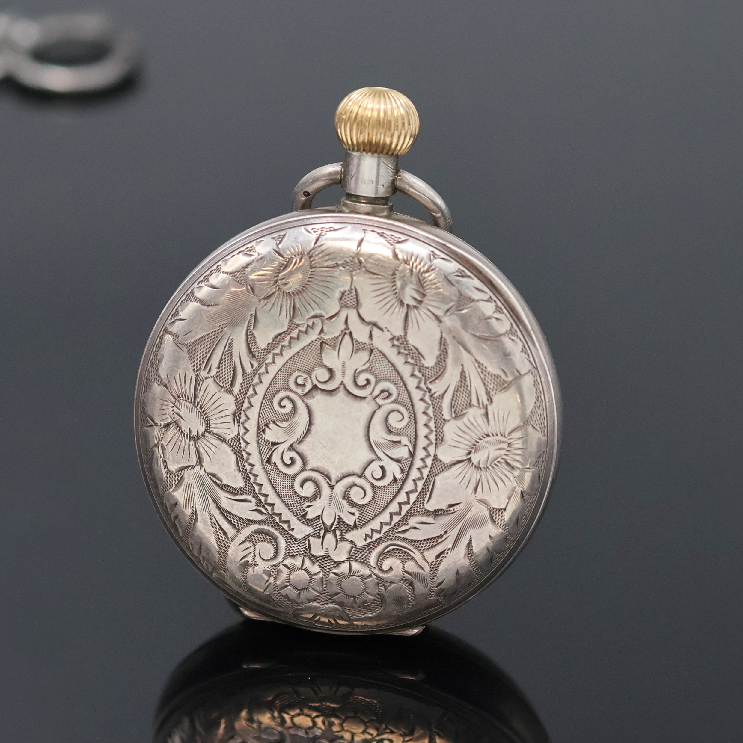 Detail d: HEBDOMAS 8 Tage Taschenuhr sowie eine Savonette mit Kalender, Schweiz/England um 1910/1915, 1.) Hebdomas im englischen Sterlingsilber Geh. (dell.), ...