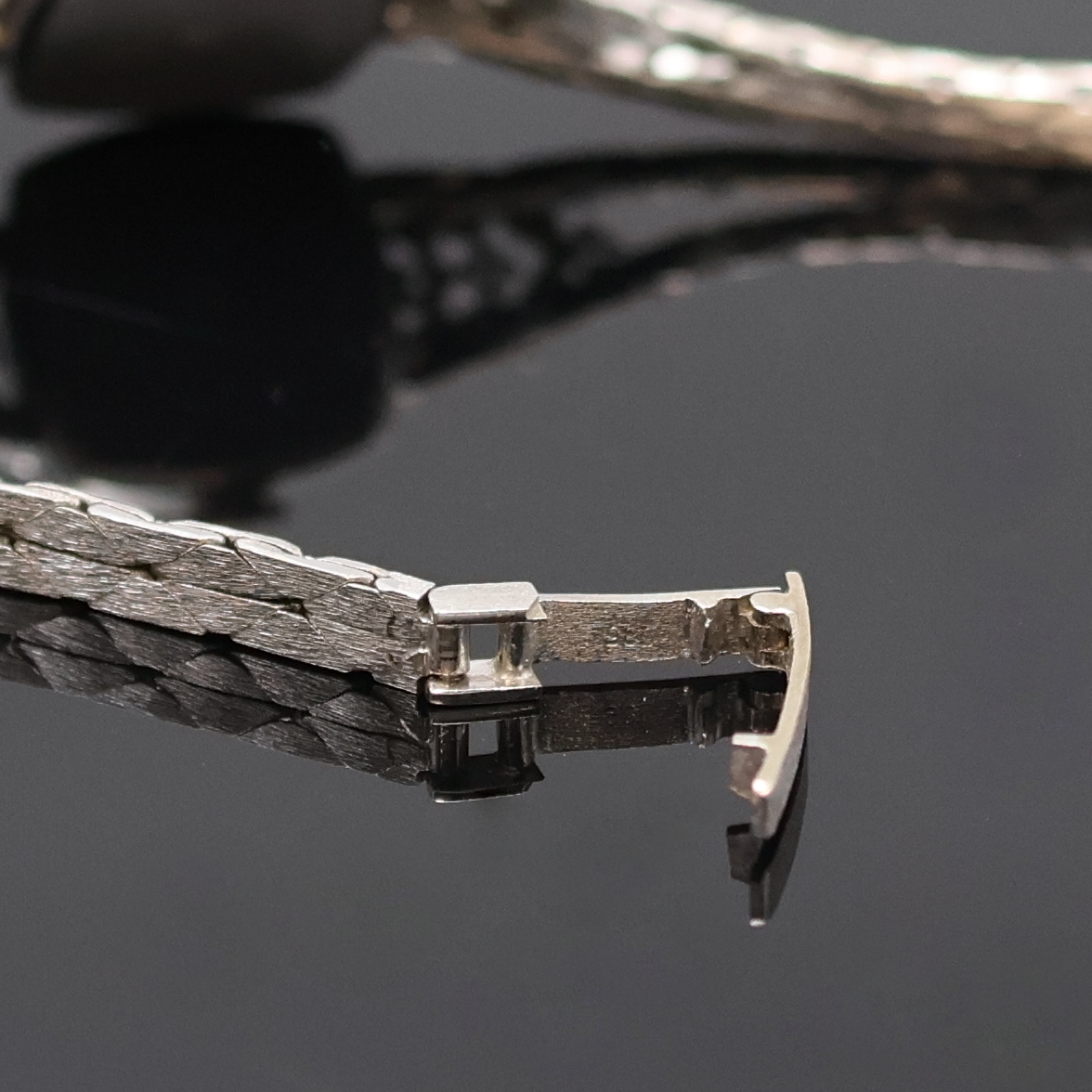 Detail b: ANKER Damenarmbanduhr mit Diamanten in WG 585/000, Schweiz um 1965, Handaufzug, Goldband teils m. Diamanten bes., Boden aufgedr., silb. Zifferbl. m. ...