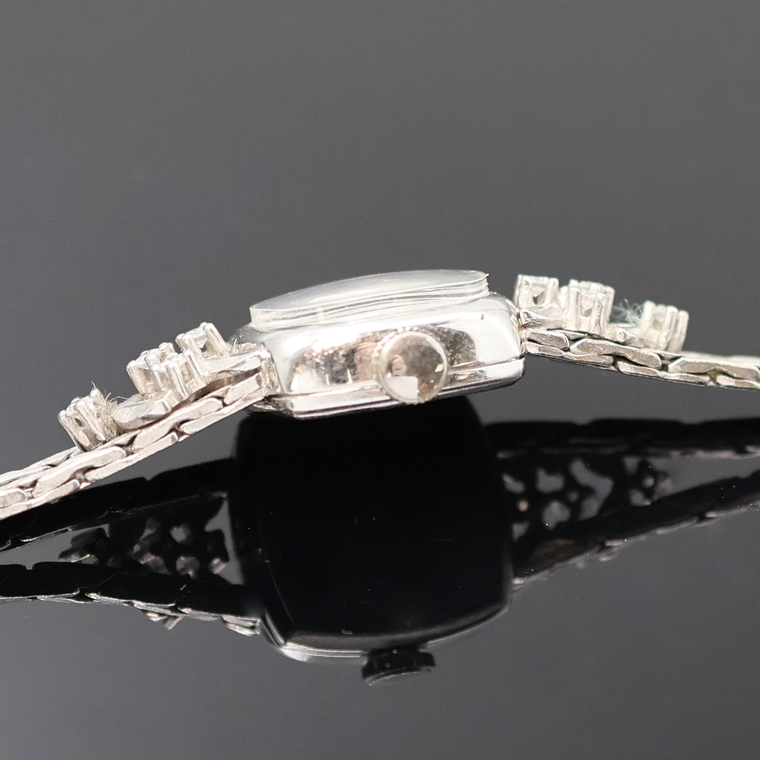 Detail c: ANKER Damenarmbanduhr mit Diamanten in WG 585/000, Schweiz um 1965, Handaufzug, Goldband teils m. Diamanten bes., Boden aufgedr., silb. Zifferbl. m. ...