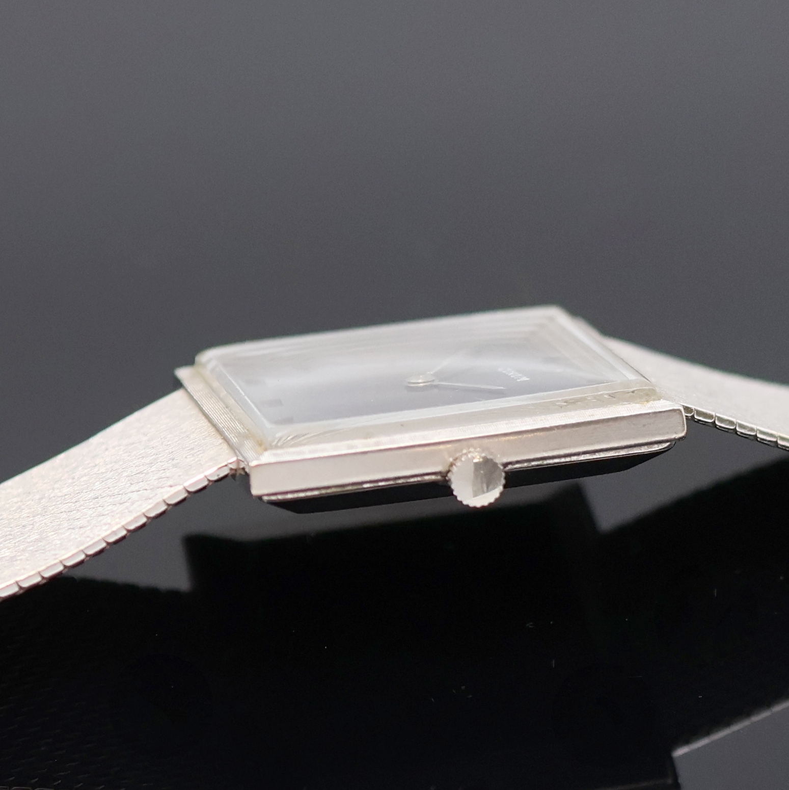 Detail c: CORUM Armbanduhr in WG 750/000, Schweiz um 1960, Handaufzug, orig. Goldband, Boden aufgedr., graues Zifferbl. m. aufges. Std.- Ind., silb. Zeiger, ...