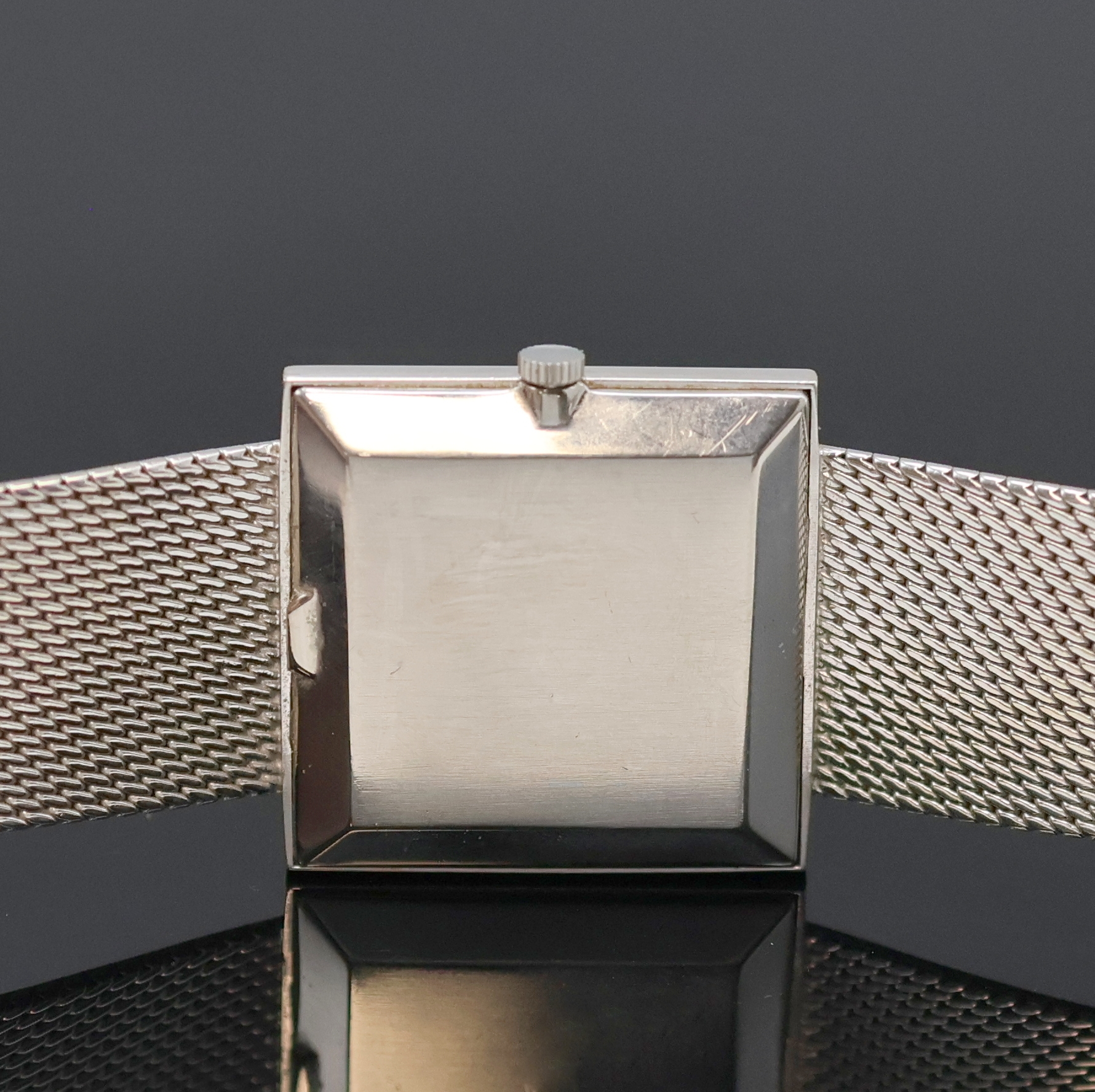 Detail d: CORUM Armbanduhr in WG 750/000, Schweiz um 1960, Handaufzug, orig. Goldband, Boden aufgedr., graues Zifferbl. m. aufges. Std.- Ind., silb. Zeiger, ...