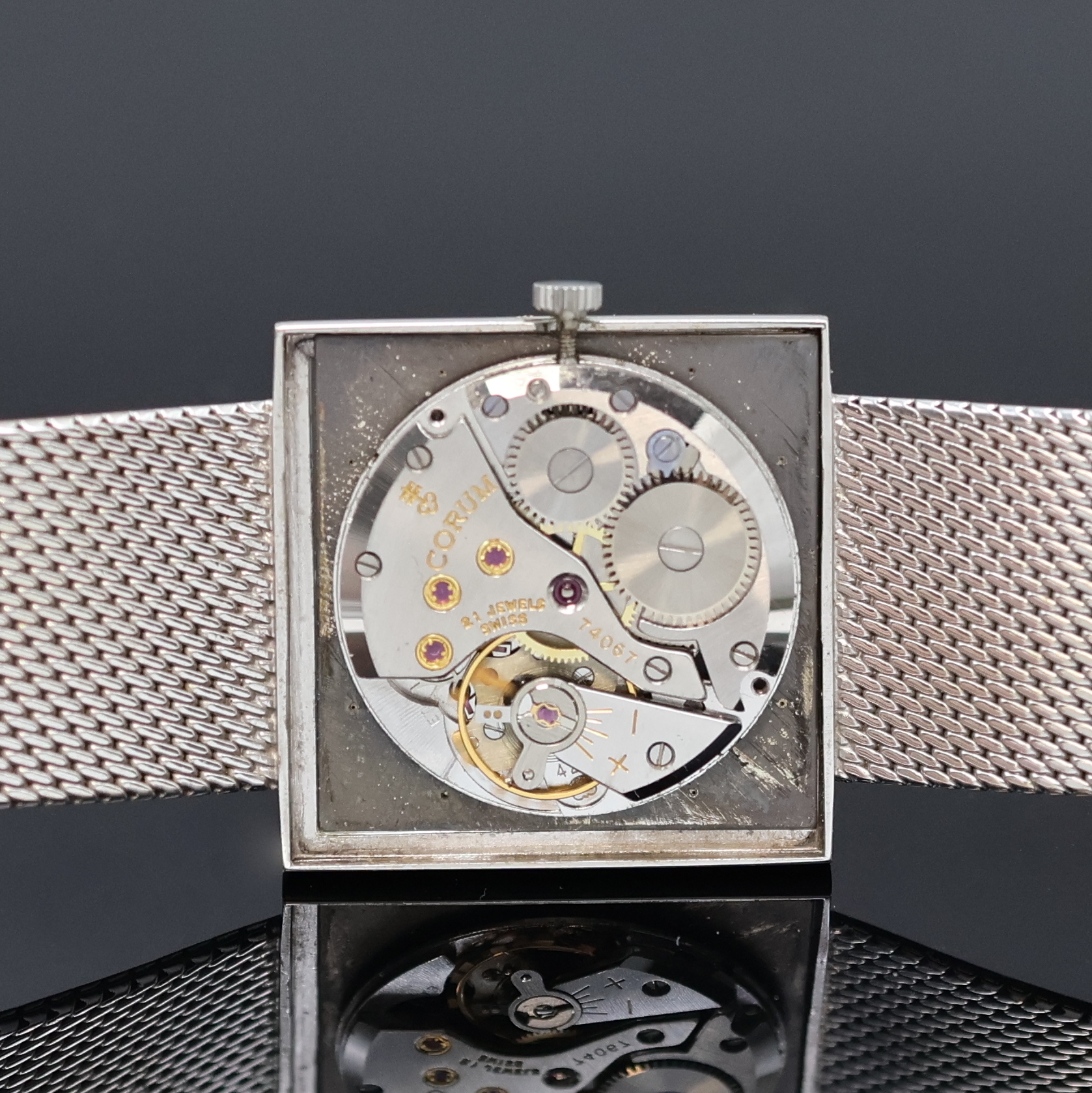 Detail f: CORUM Armbanduhr in WG 750/000, Schweiz um 1960, Handaufzug, orig. Goldband, Boden aufgedr., graues Zifferbl. m. aufges. Std.- Ind., silb. Zeiger, ...