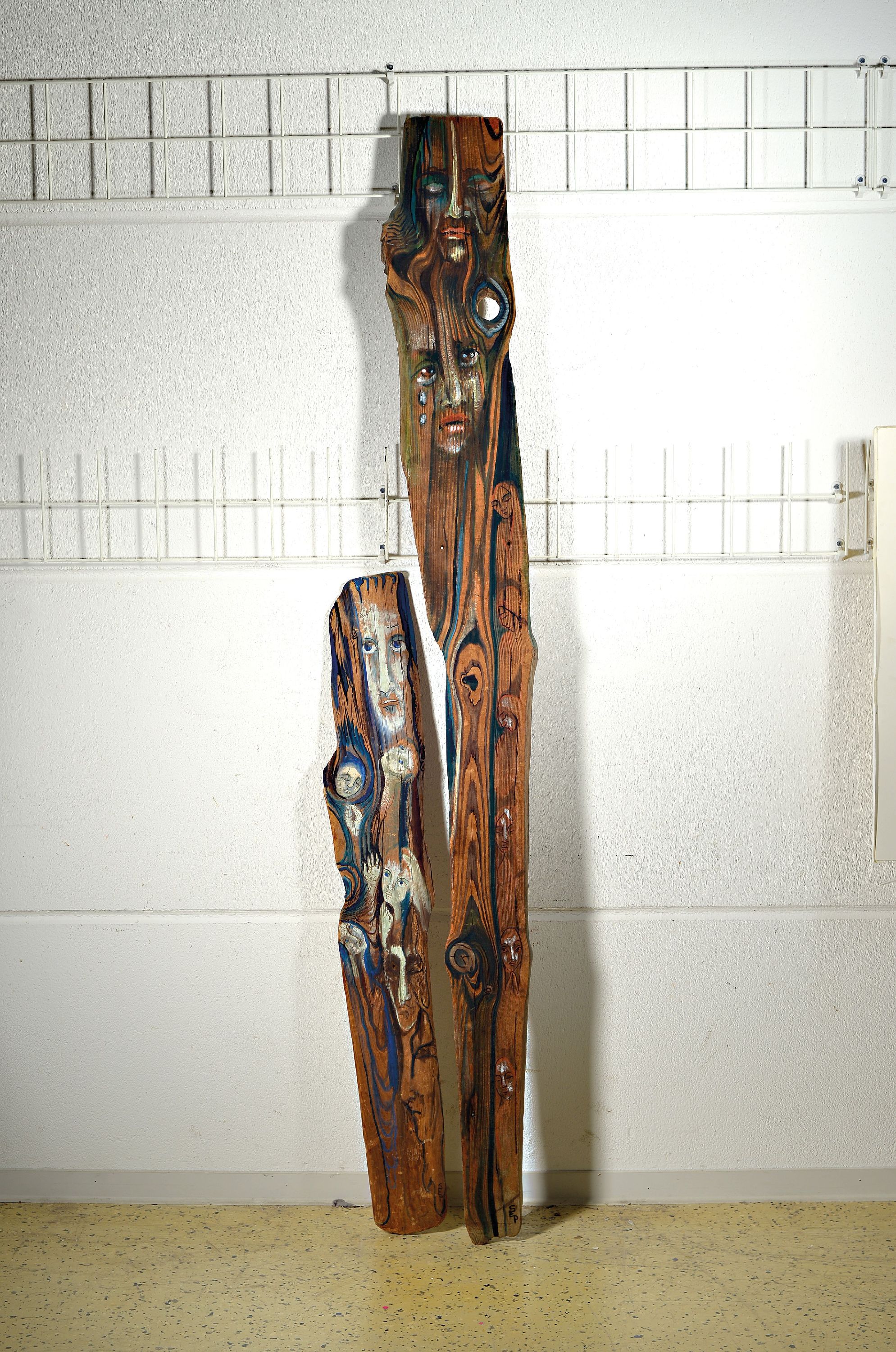 Image 27057487 - SEP, ungedeuteter Künstler des 20./21.Jh., zwei Treibholz-Stelen, handbemalt, ...