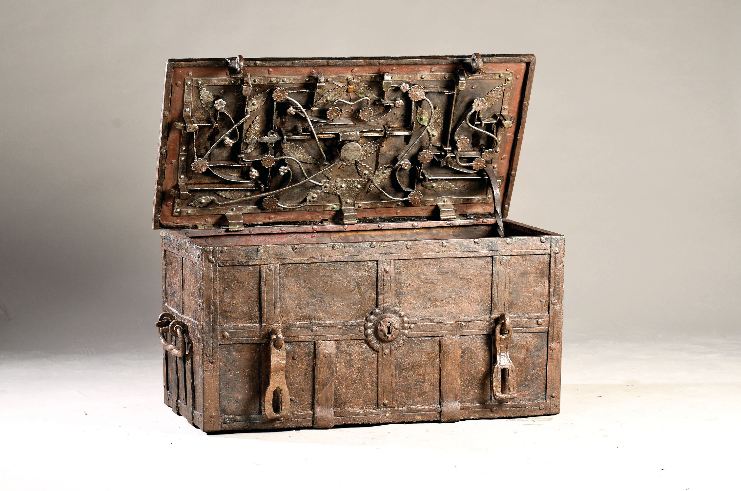 Image 27057488 - Große Eisenkassette/Kriegskassette um 1680- 1720, gebändert und genietet, aufwendiges ...