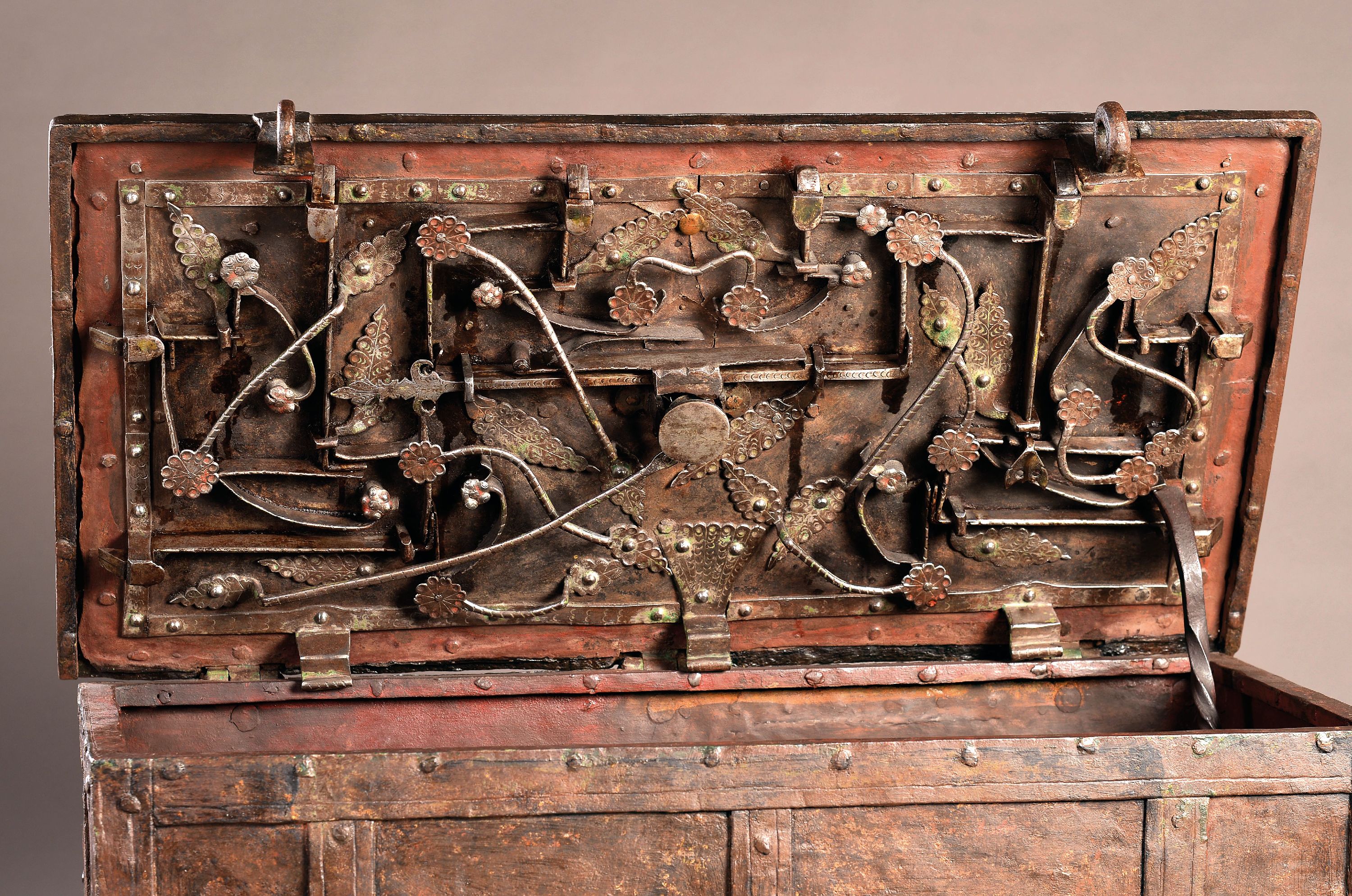 Detail a: Große Eisenkassette/Kriegskassette um 1680- 1720, gebändert und genietet, aufwendiges Schloß mit Blättern bzw. Pflanzen verziert, Blätter ...