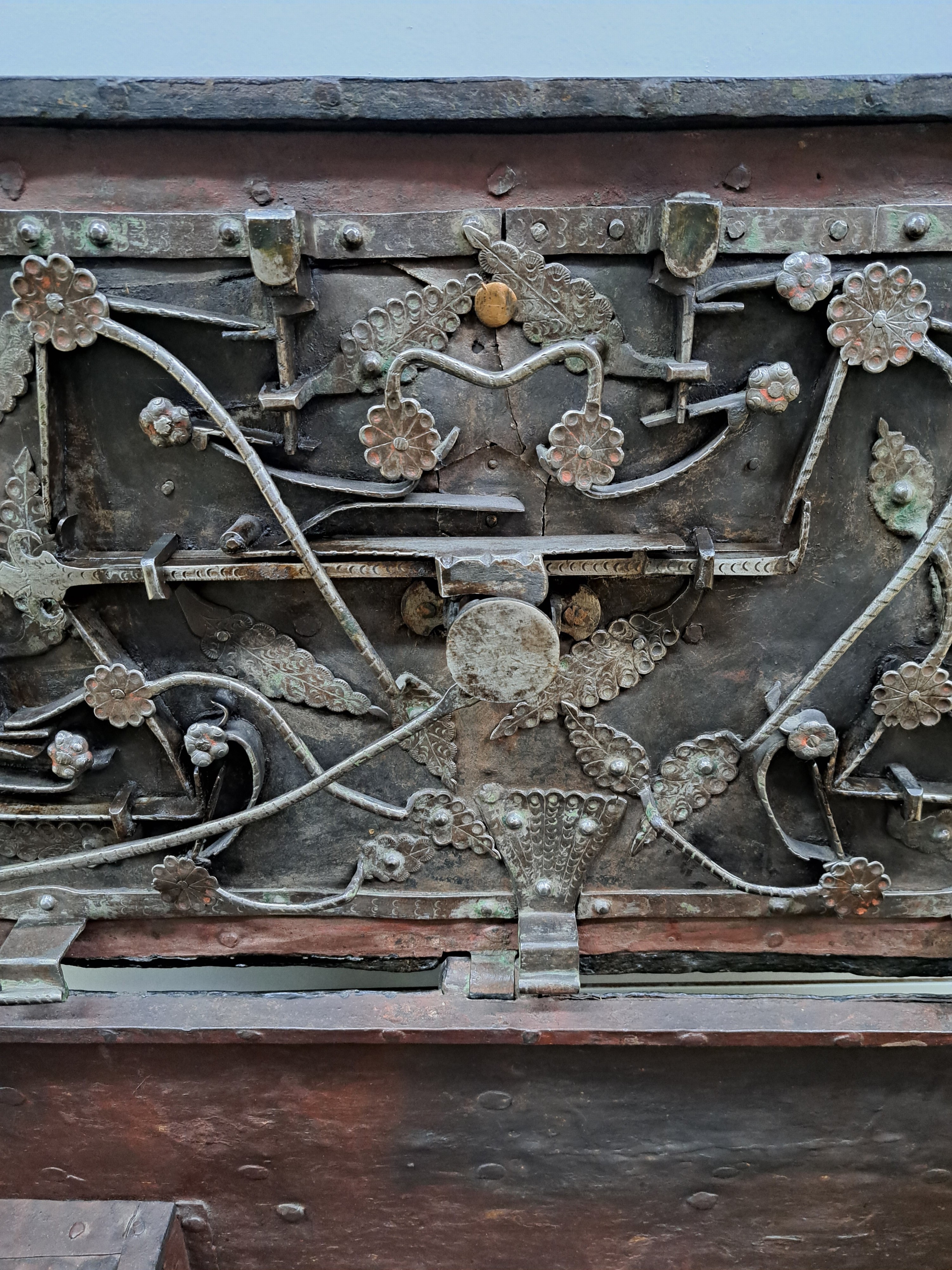 Detail e: Große Eisenkassette/Kriegskassette um 1680- 1720, gebändert und genietet, aufwendiges Schloß mit Blättern bzw. Pflanzen verziert, Blätter ...