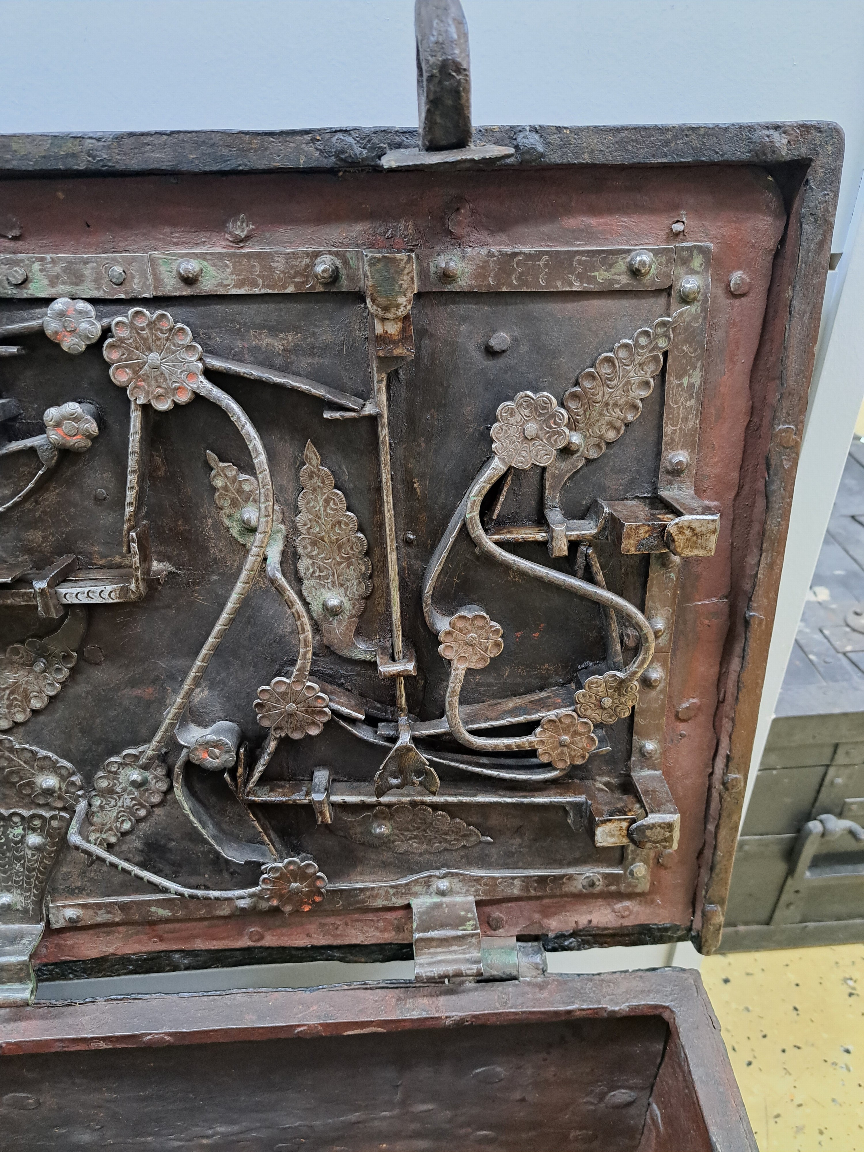 Detail f: Große Eisenkassette/Kriegskassette um 1680- 1720, gebändert und genietet, aufwendiges Schloß mit Blättern bzw. Pflanzen verziert, Blätter ...