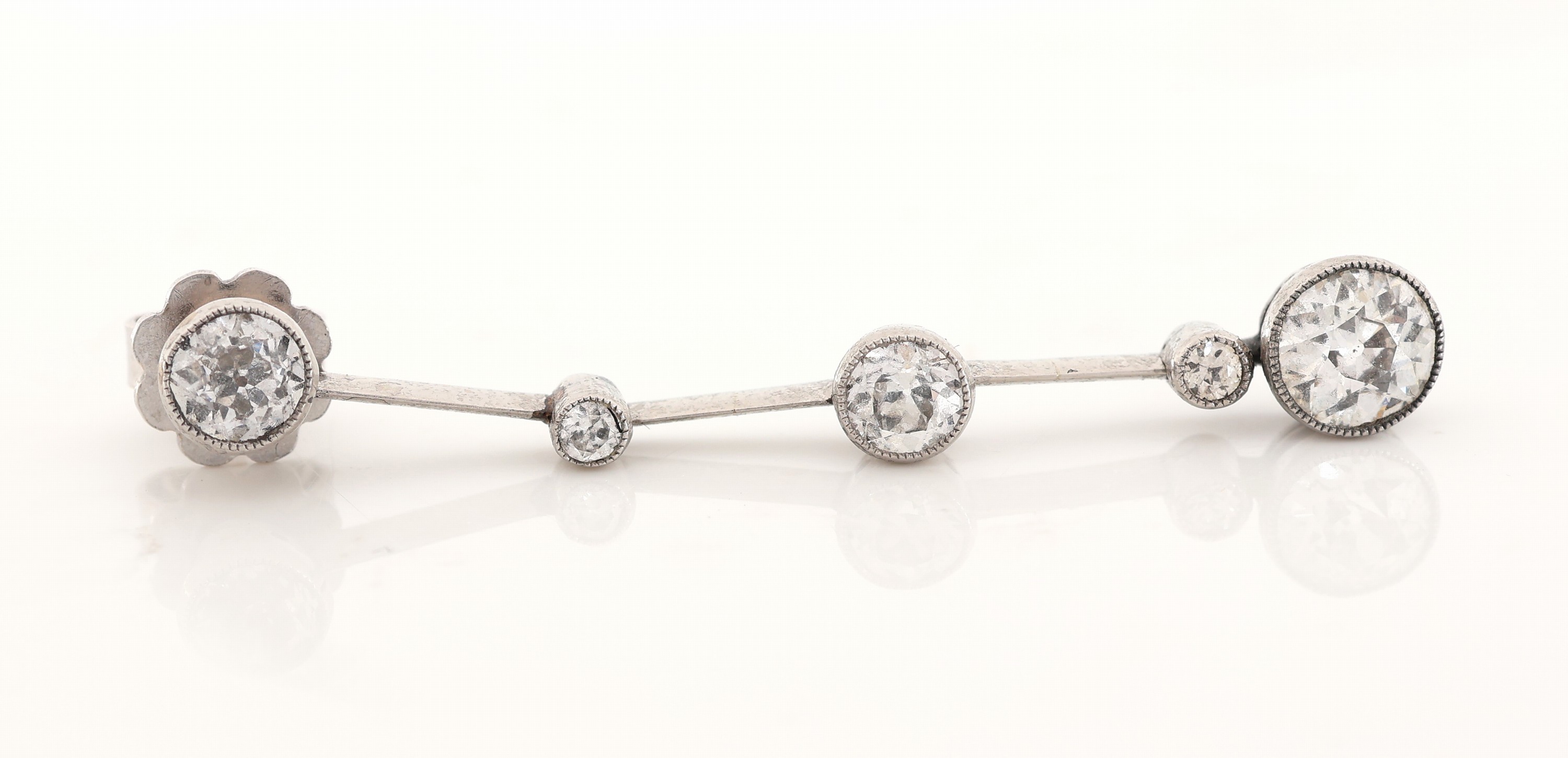 Detail b: Paar Platin Diamant-Ohrstecker, um 1900, Pt gepr., 10 Altschliffdiamanten zus. ca. 1.85ct Weiß-get.Weiß/si-p, L. ca. 4 cm, ca. 5.0 g,Brisuren WG ...