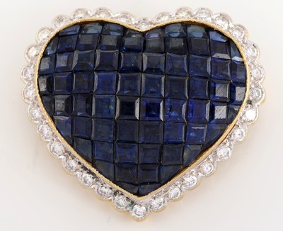 27057416a - 18 kt Gold Saphir-Brillant-Anhänger, GG 750/000, Herz, 68 eingeschliffene Saphire ...