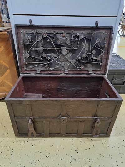 27057488c - Große Eisenkassette/Kriegskassette um 1680- 1720, gebändert und genietet, aufwendiges ...