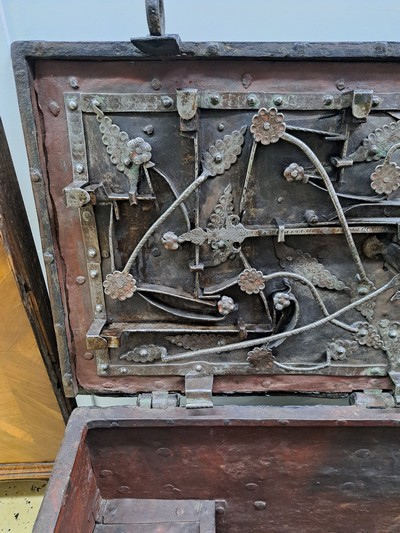 27057488d - Große Eisenkassette/Kriegskassette um 1680- 1720, gebändert und genietet, aufwendiges ...