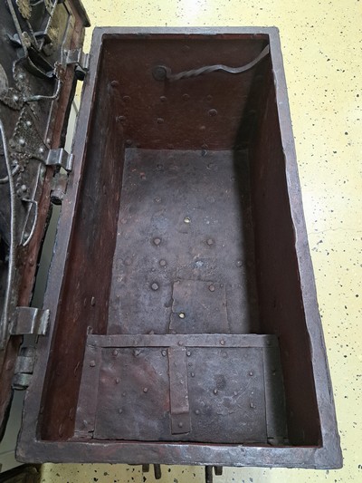 27057488g - Große Eisenkassette/Kriegskassette um 1680- 1720, gebändert und genietet, aufwendiges ...