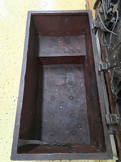 27057488h - Große Eisenkassette/Kriegskassette um 1680- 1720, gebändert und genietet, aufwendiges ...