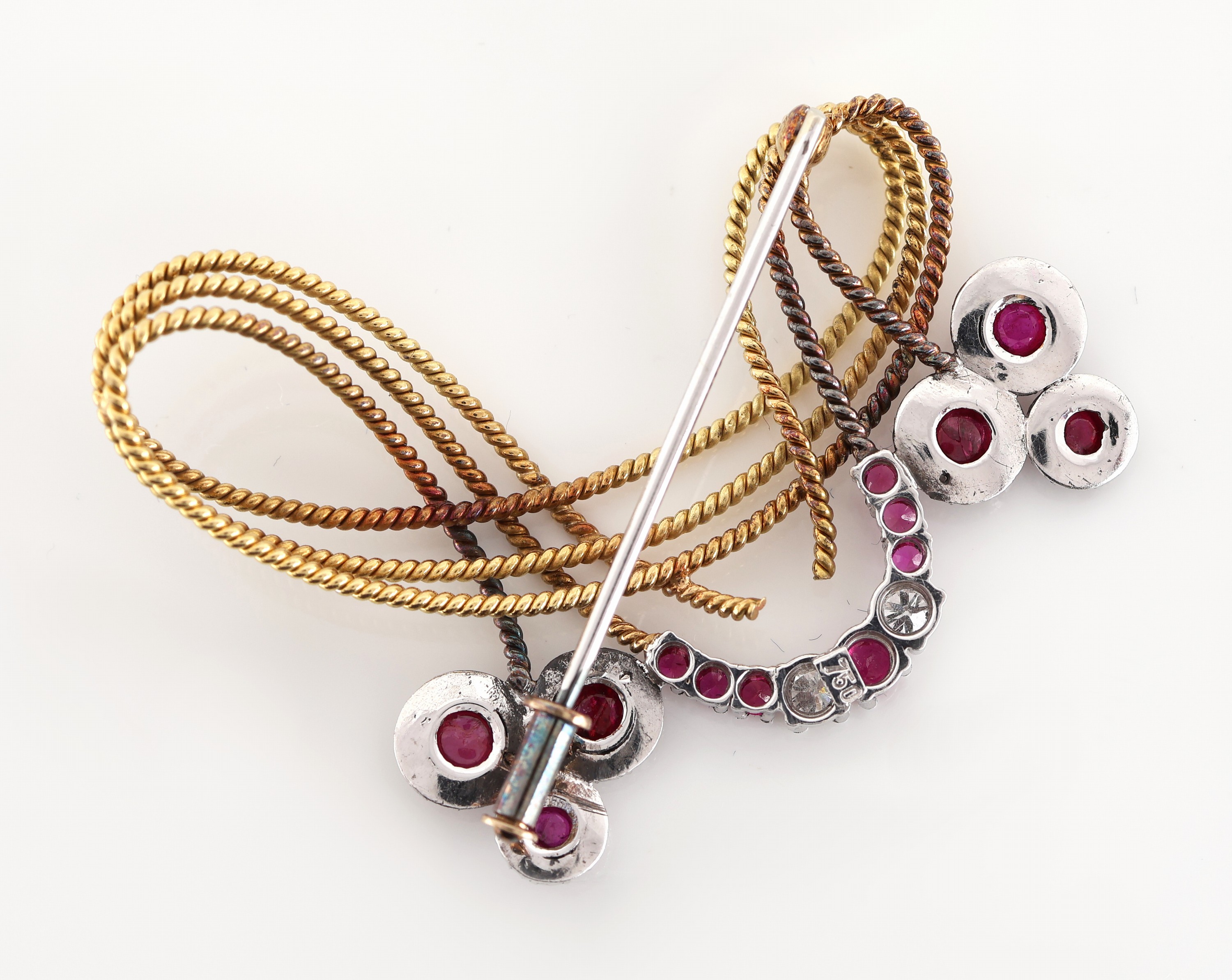Detail b: 18 kt Gold Rubin-Diamant-Brosche, WG/GG 750/000, GG Kordelverzierung in abstrakter Form, 6 Rubincabochons und 7 rundfacett. Rubine zus. ca. 2.10 ct, ...