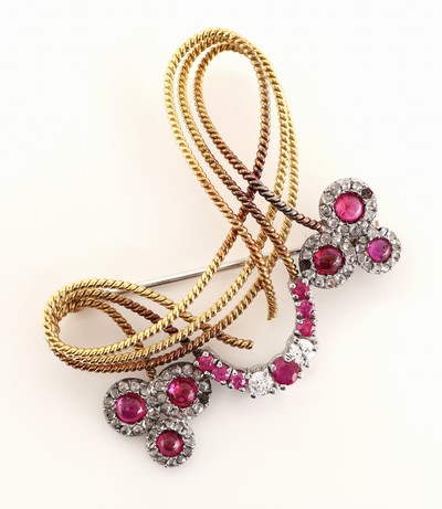 27057505a - 18 kt Gold Rubin-Diamant-Brosche, WG/GG 750/000, GG Kordelverzierung in abstrakter ...