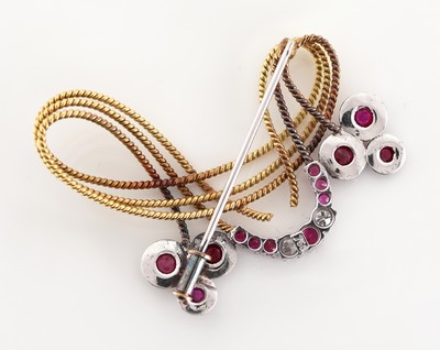 27057505b - 18 kt Gold Rubin-Diamant-Brosche, WG/GG 750/000, GG Kordelverzierung in abstrakter ...