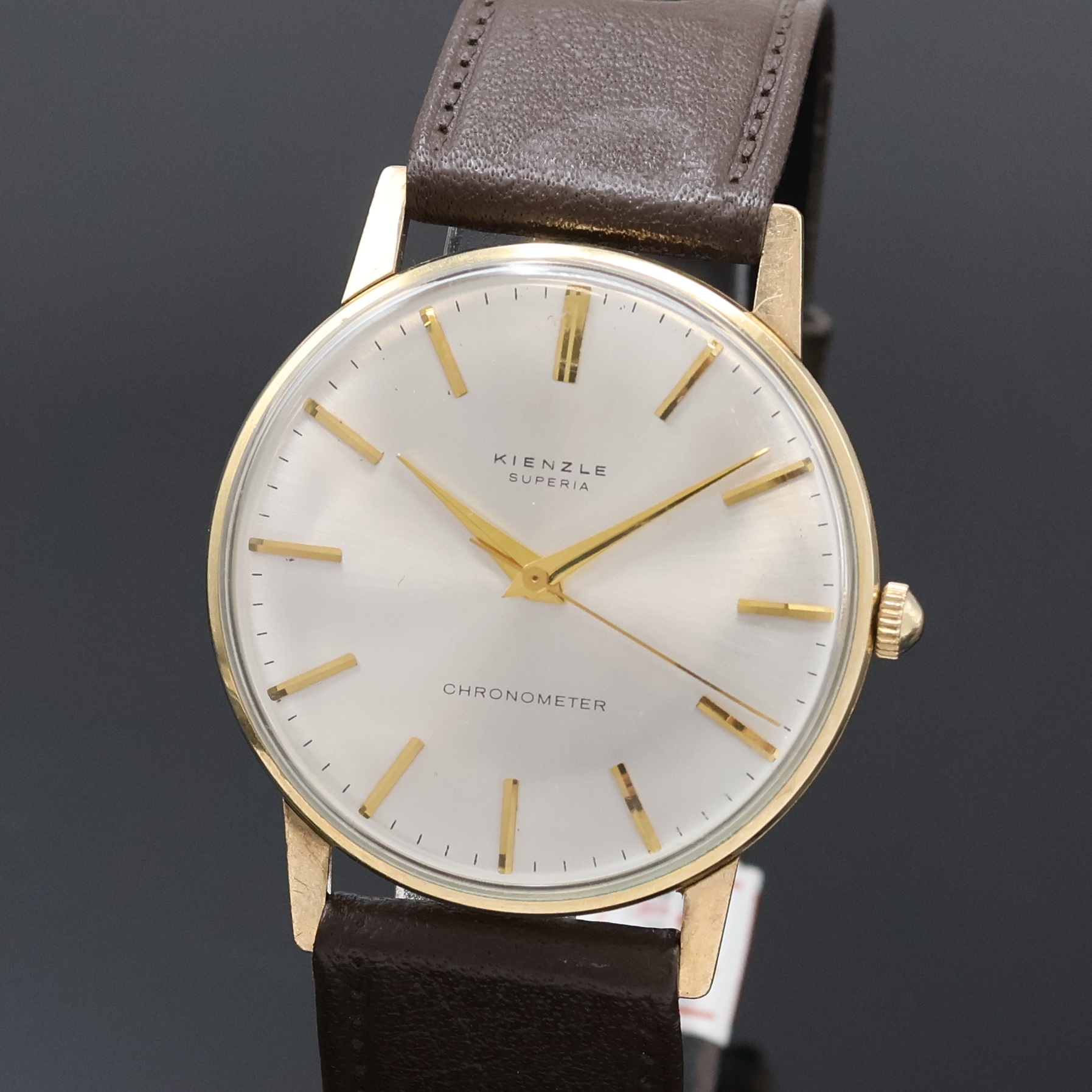 Detail a: KIENZLE Superia Armbandchronometer, Handaufzug, Deutschland/Japan um 1965, verg., 3-teil. Geh., Boden und Glasrand aufgedr., silb. Zifferbl. m. ...