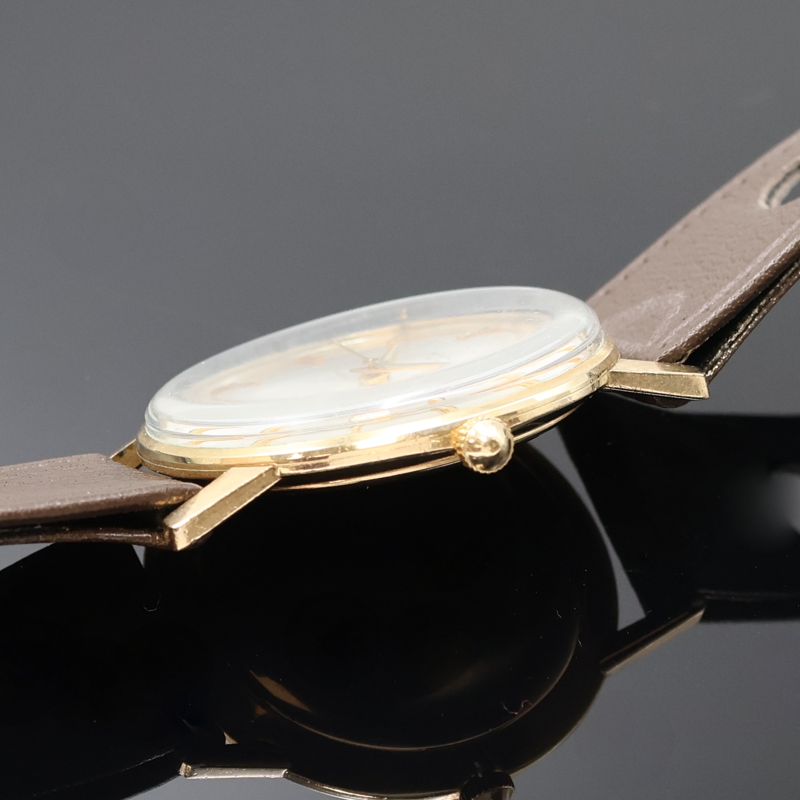 Detail b: KIENZLE Superia Armbandchronometer, Handaufzug, Deutschland/Japan um 1965, verg., 3-teil. Geh., Boden und Glasrand aufgedr., silb. Zifferbl. m. ...