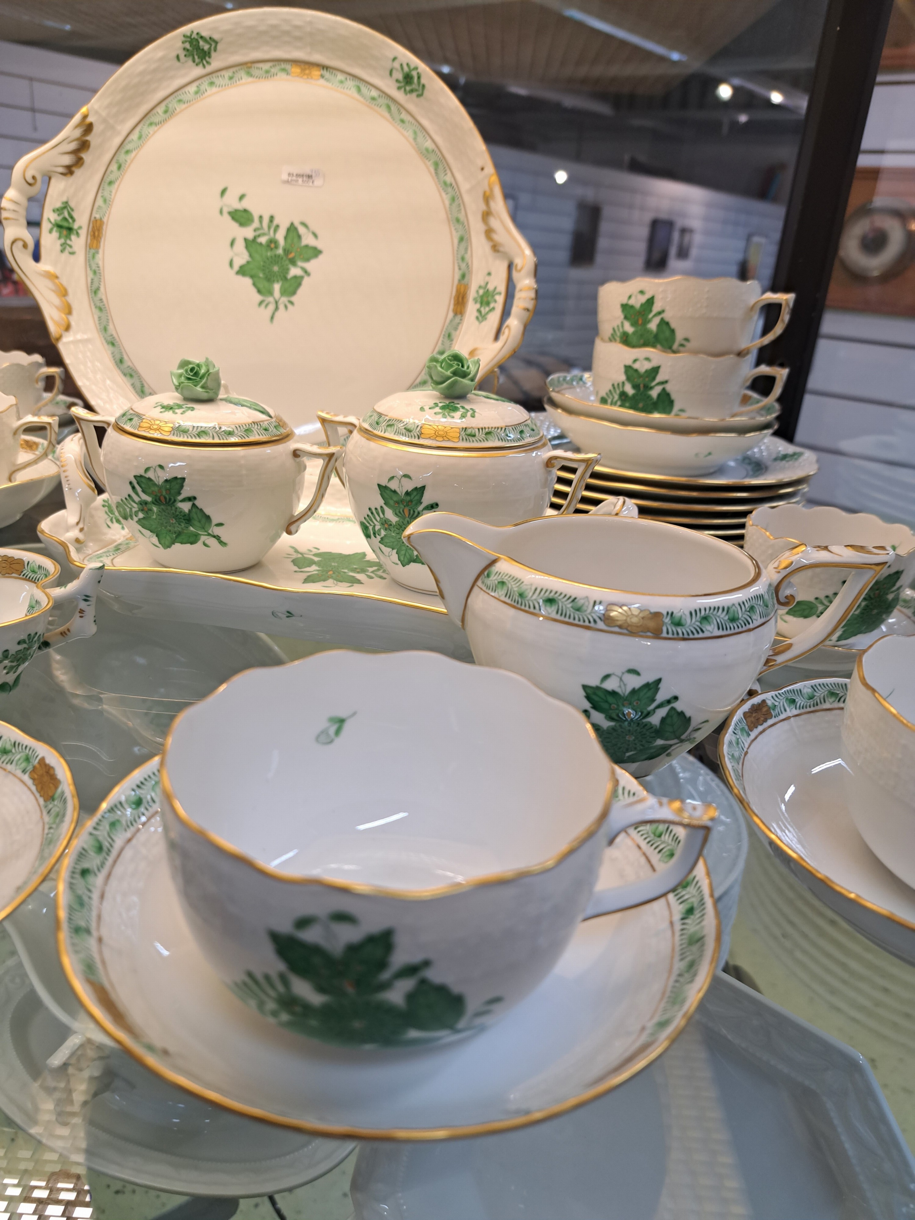 Detail b: Mokka- und Teeservice, Herend, 20. Jh., Apponiy grün, 6 Teetassen mit Untertassen, Zuckerdose, Sahnegießer, 6 Espresso-/Mokkatassen mit UT, kl. ...