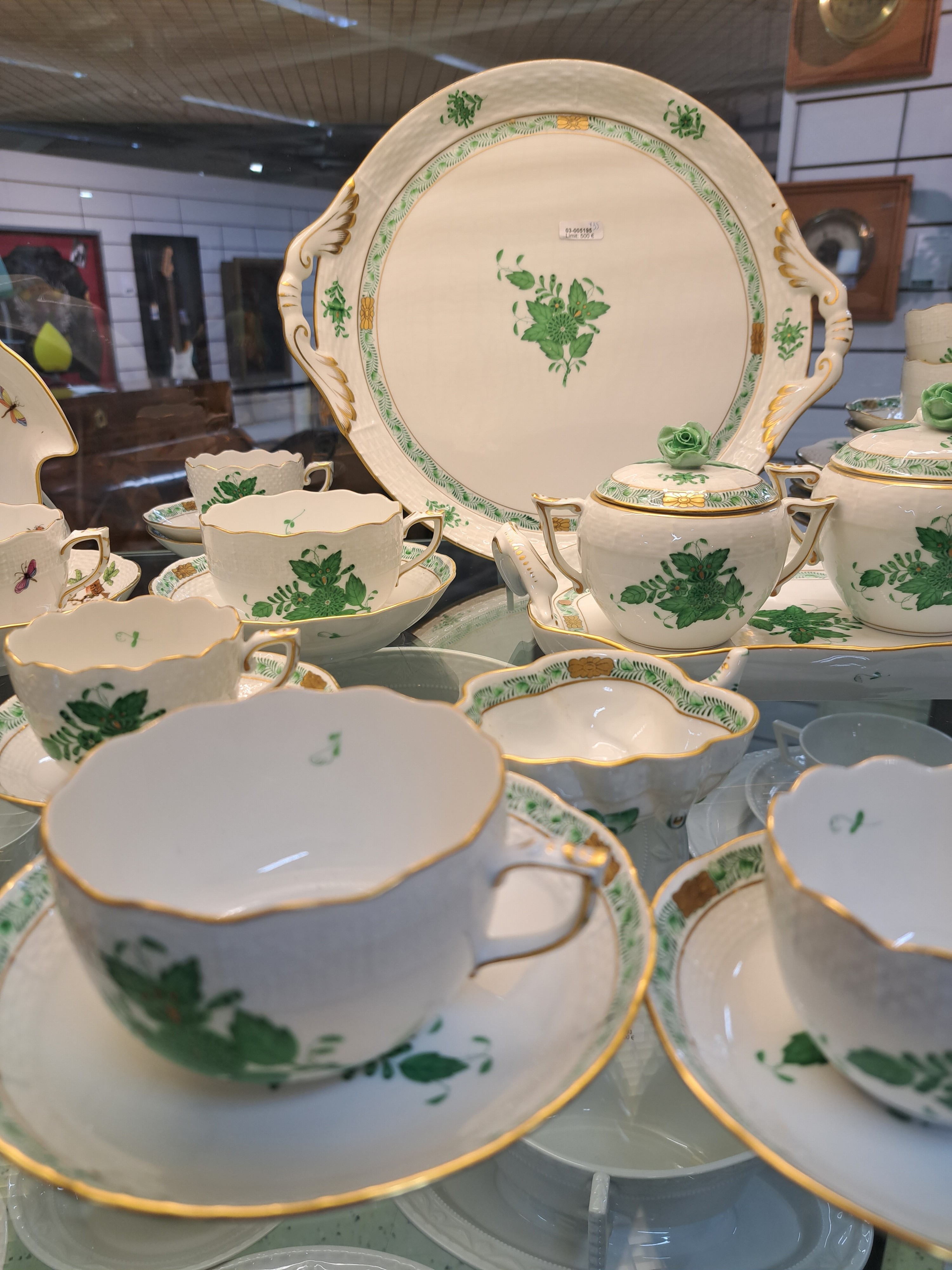 Detail c: Mokka- und Teeservice, Herend, 20. Jh., Apponiy grün, 6 Teetassen mit Untertassen, Zuckerdose, Sahnegießer, 6 Espresso-/Mokkatassen mit UT, kl. ...