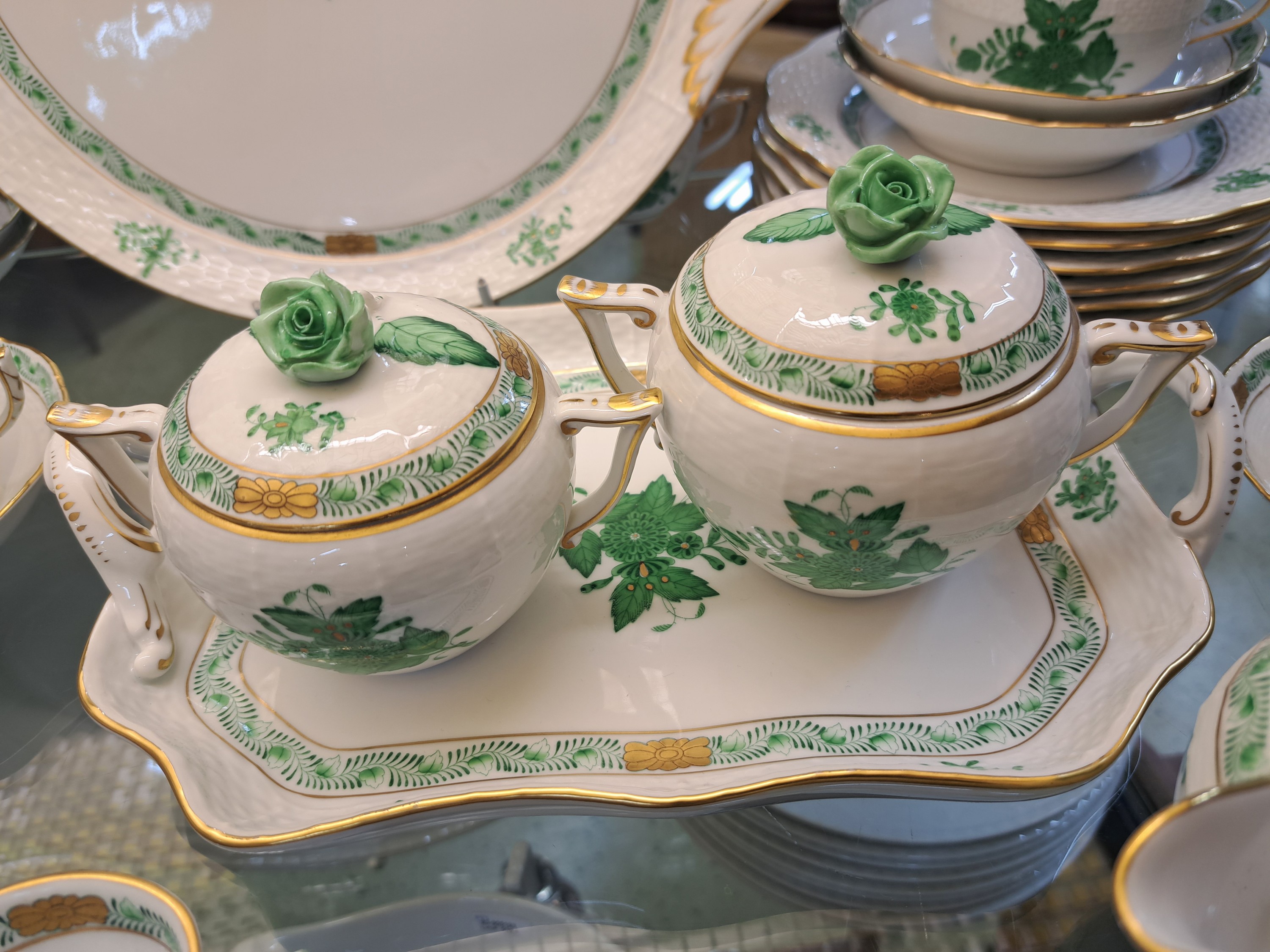 Detail e: Mokka- und Teeservice, Herend, 20. Jh., Apponiy grün, 6 Teetassen mit Untertassen, Zuckerdose, Sahnegießer, 6 Espresso-/Mokkatassen mit UT, kl. ...