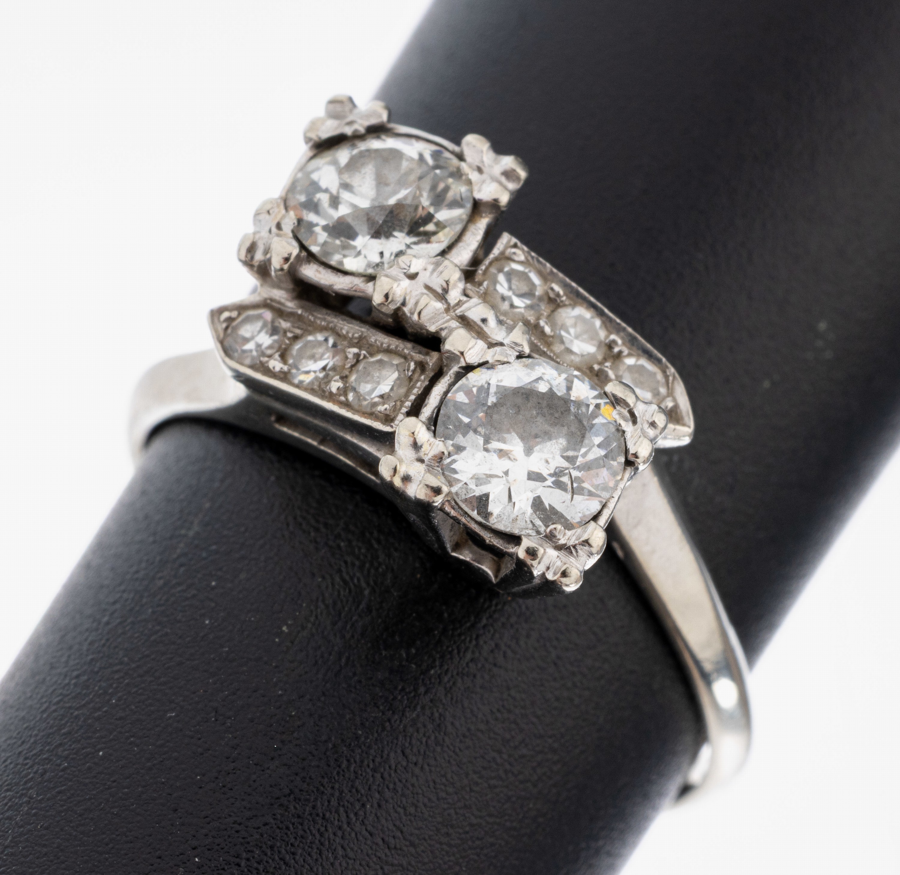 Image 27057868 - 14 kt Gold Diamant-Ring, 1930er Jahre, WG 585/000, gegenläufig gearbeitet, 2 ...