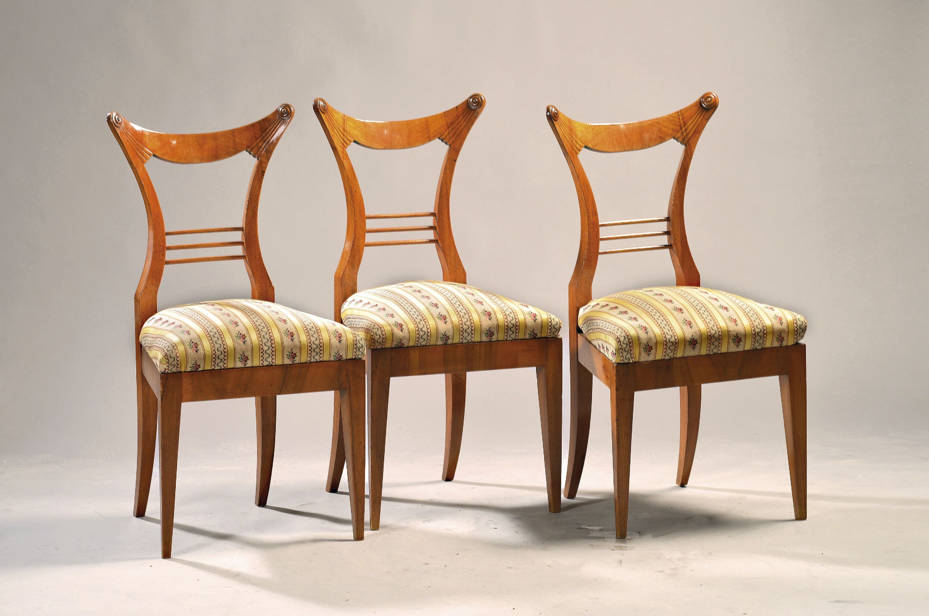 Image 27057875 - 3 Biedermeier Stühle, um 1820, Danhauser Möbelfabrik, Nußbaumfurnier, Polsterung ...