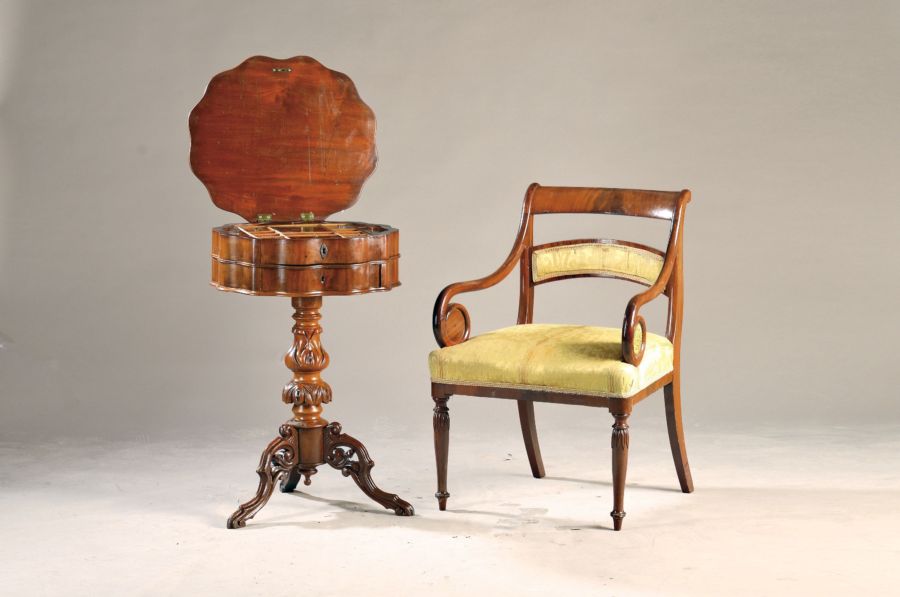 Image 27057877 - Nähtisch mit Armlehnsessel, norddeutsch, 1830, Mahagonifurnier und z.T. massiv, ...