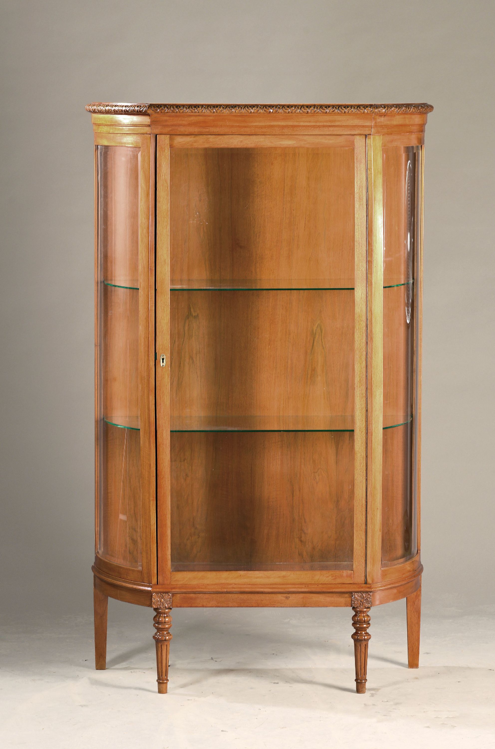 Image 27057878 - Jugendstil-Vitrine, um 1900, Nußbaumfurnier, dreiseitig verglast, eine Tür, Seiten ...