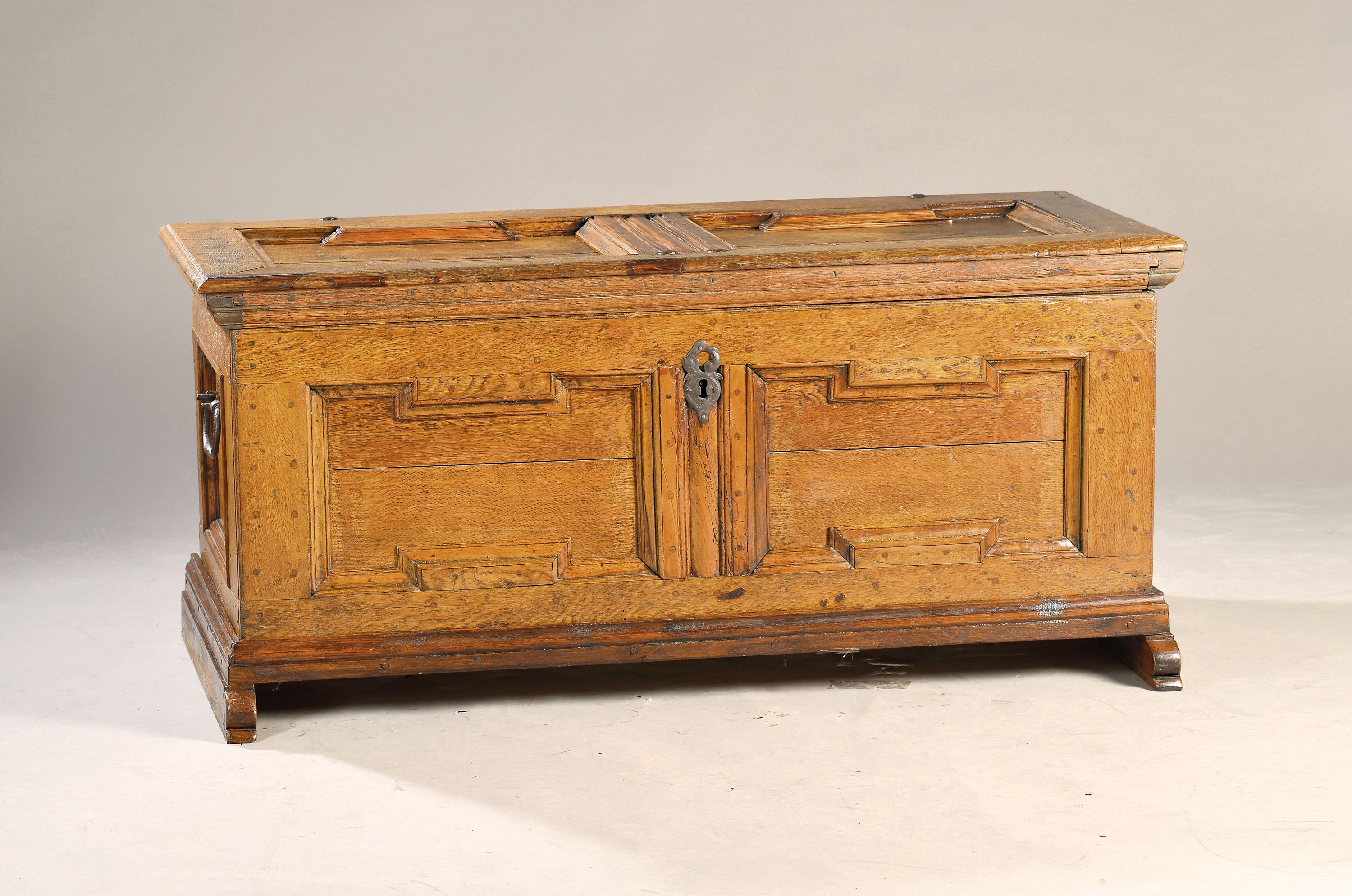 Image 27057879 - Barock-Truhe, um 1740/50, Eiche massiv, Deckel,Front und Seiten verkröpft, Fläche ...
