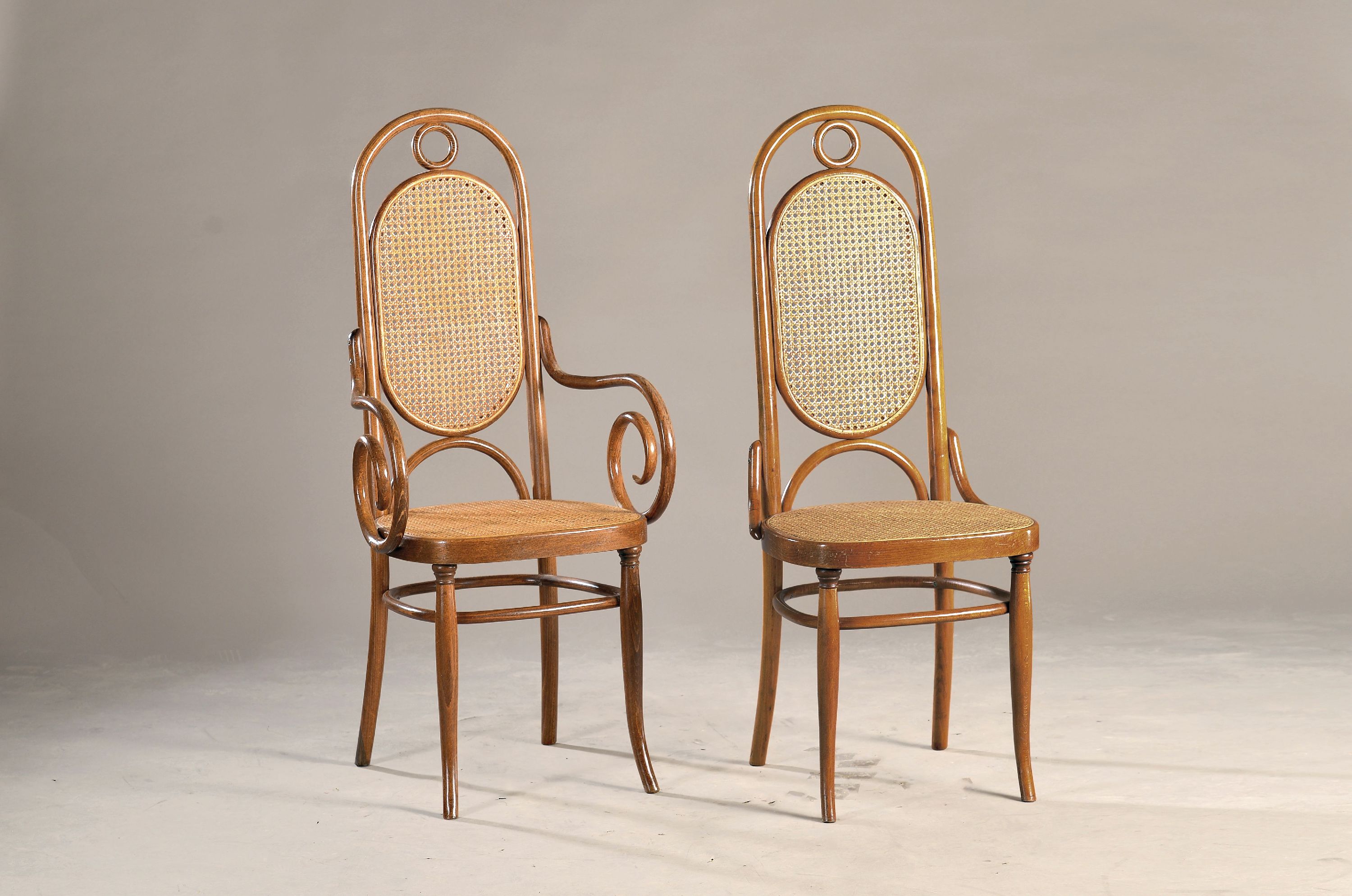 Image 27057880 - 4 Thonet Stühle, 2 mit Armlehnen, um 1900, Buche massiv, Geflecht wurde z.T. erneuert, ...