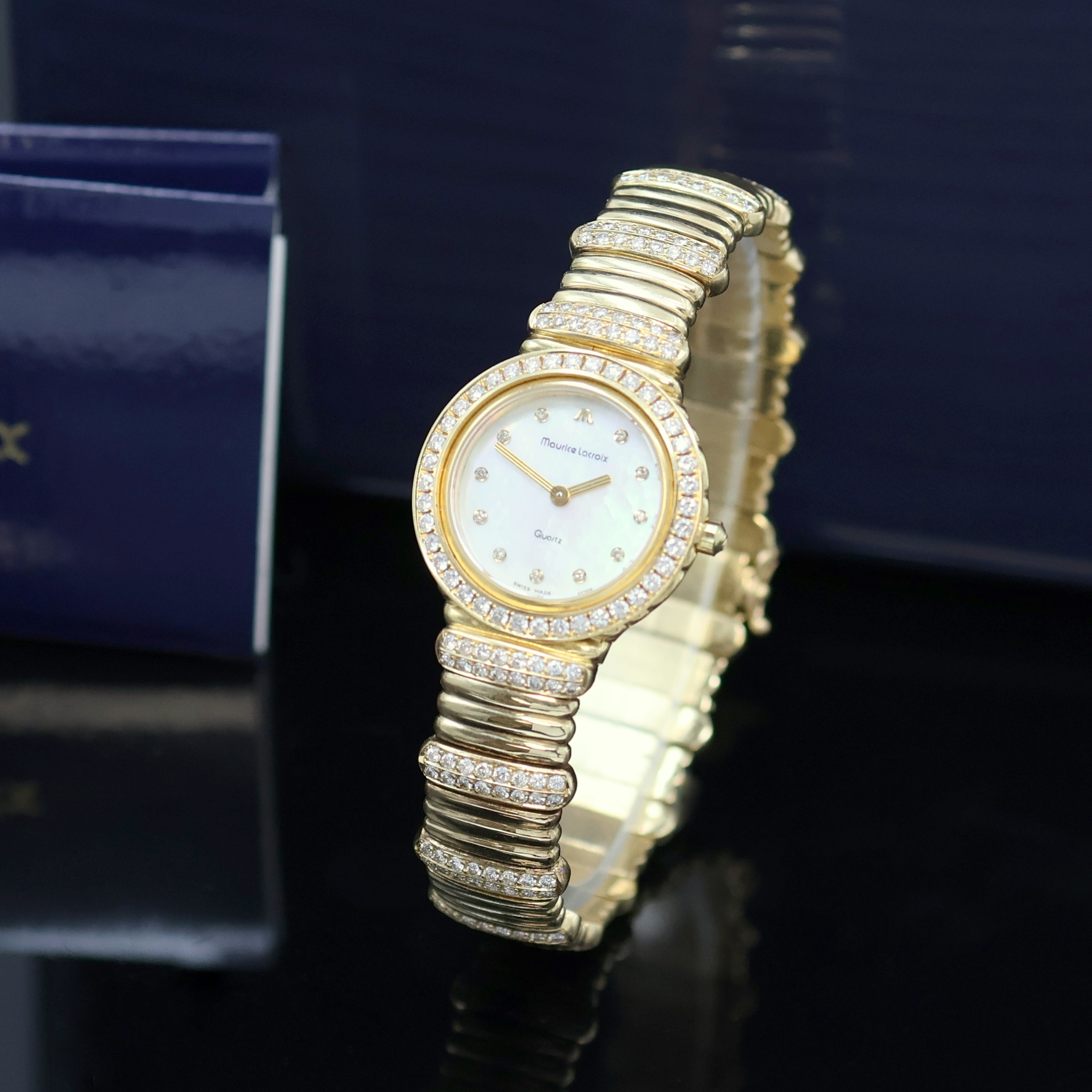 Detail a: MAURICE LACROIX Damenarmbanduhr in GG 750/000 mit Diamanten Referenz 55509/7101, quarz, massives Goldgeh. inkl. Gliederband m. Sicherheitsverschluß, ...