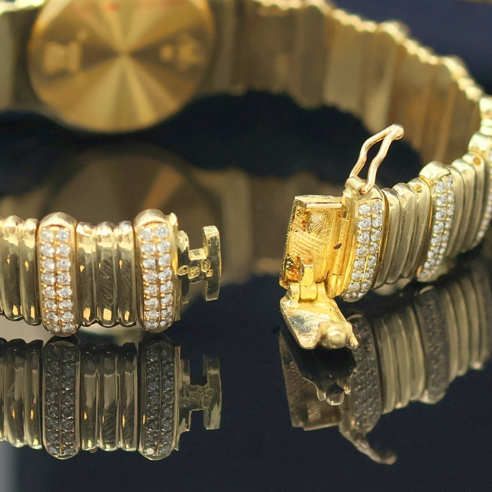 Detail e: MAURICE LACROIX Damenarmbanduhr in GG 750/000 mit Diamanten Referenz 55509/7101, quarz, massives Goldgeh. inkl. Gliederband m. Sicherheitsverschluß, ...