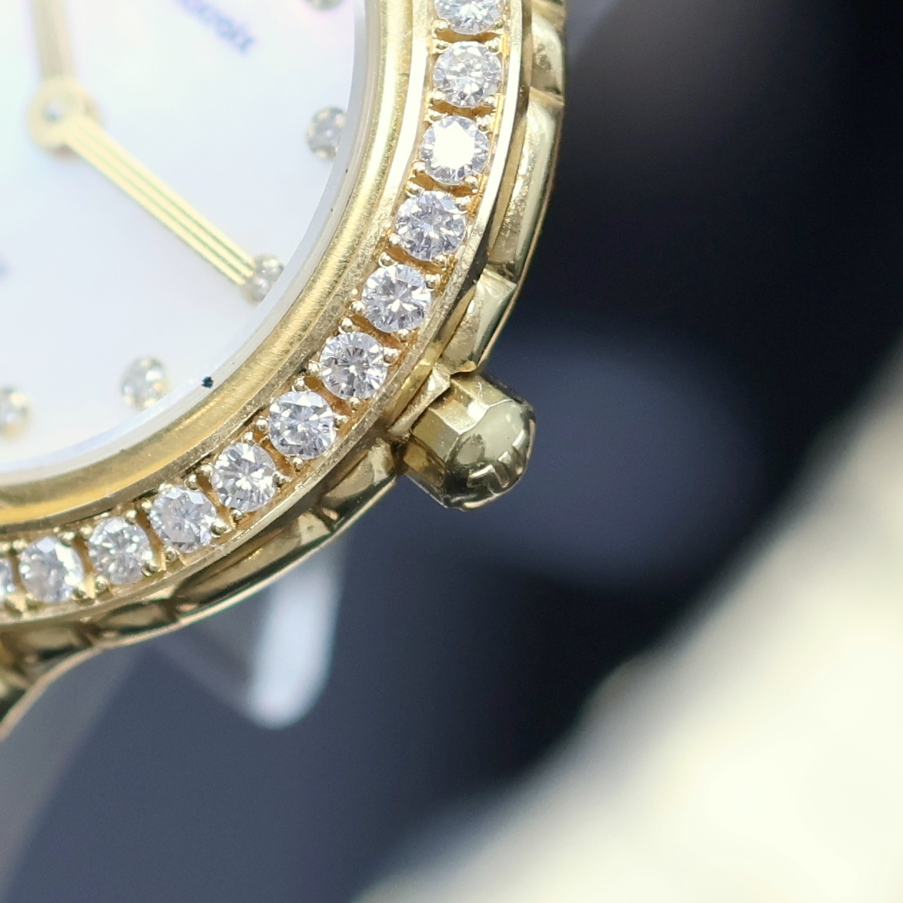 Detail g: MAURICE LACROIX Damenarmbanduhr in GG 750/000 mit Diamanten Referenz 55509/7101, quarz, massives Goldgeh. inkl. Gliederband m. Sicherheitsverschluß, ...