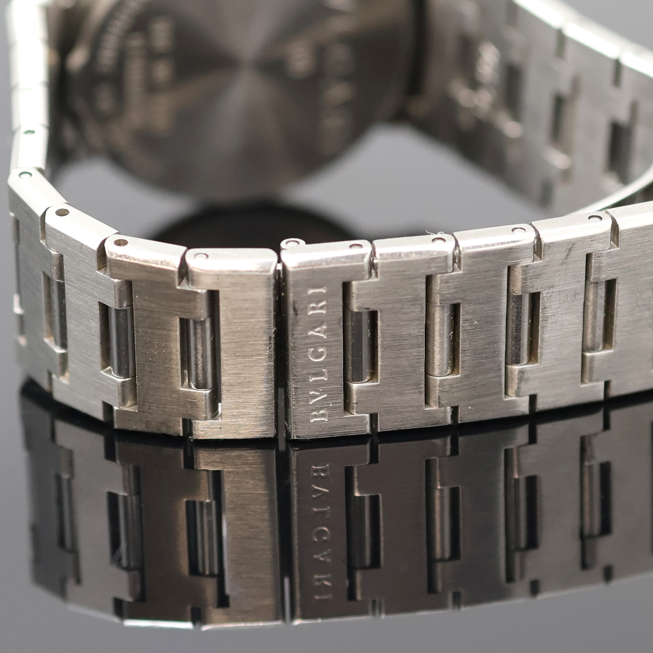 Detail e: BULGARI Armbanduhr Referenz BB 30 SSD, Schweiz um 1995, quarz, Edelstahlgeh. inkl. Gliederband m. Faltschl., Boden aufgedr., Werk verg., Kal. ETA ...