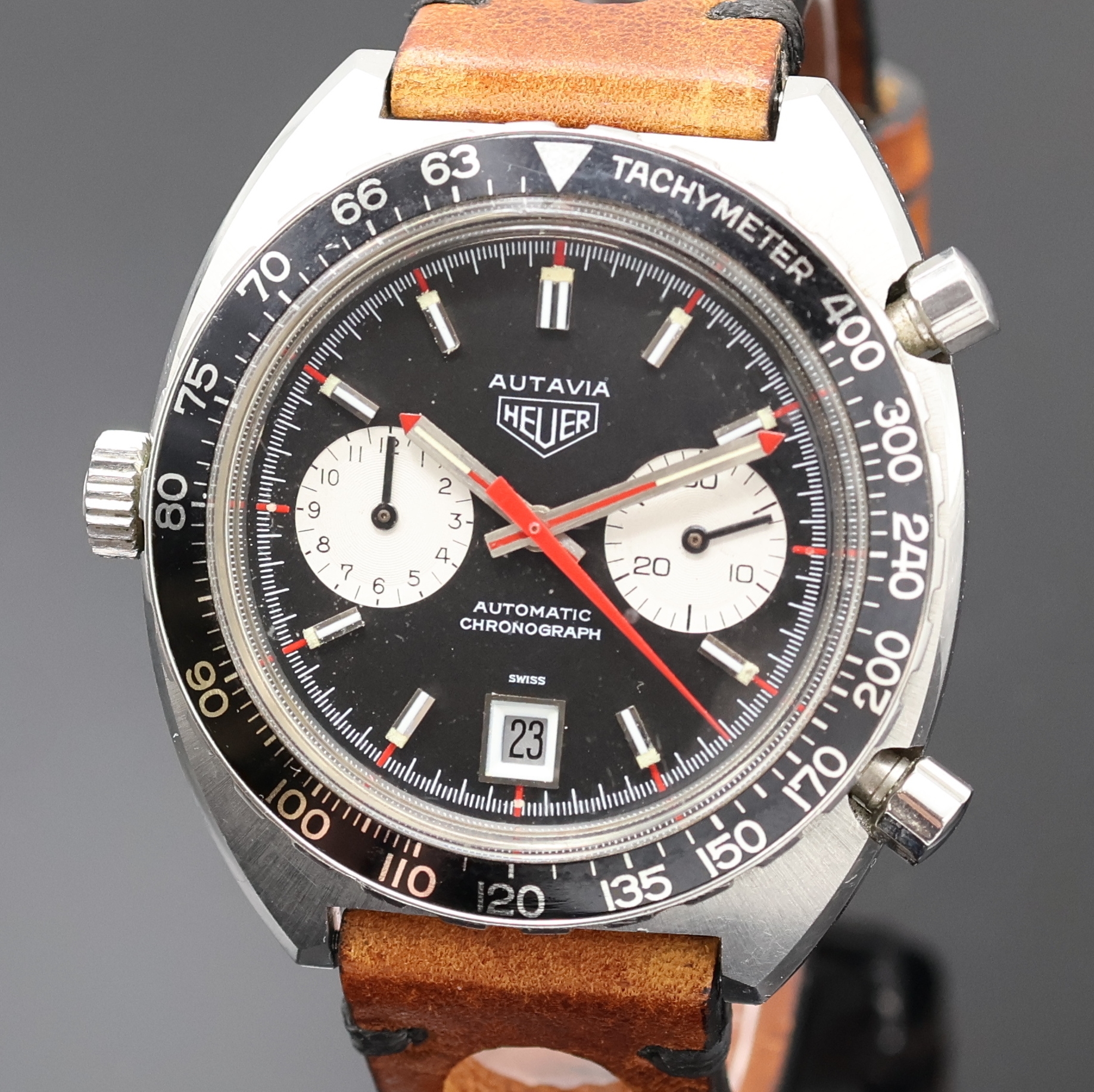 Detail a: HEUER Autavia Armbandchronograph Referenz 1163V, Schweiz um 1972, Automatik, Edelstahlgeh., Boden verschr., Krone außen 9, Lünette mit ...