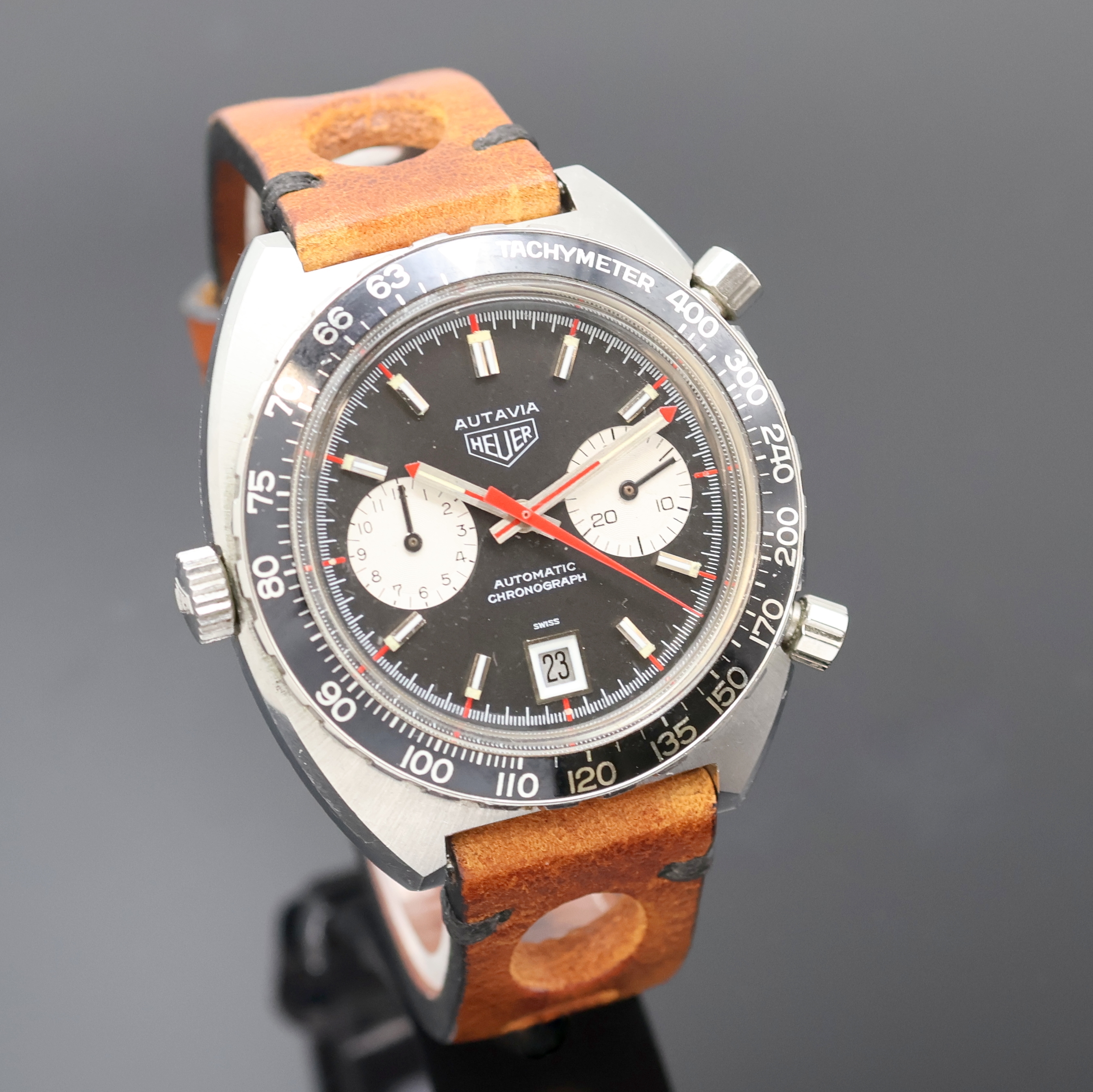 Detail b: HEUER Autavia Armbandchronograph Referenz 1163V, Schweiz um 1972, Automatik, Edelstahlgeh., Boden verschr., Krone außen 9, Lünette mit ...