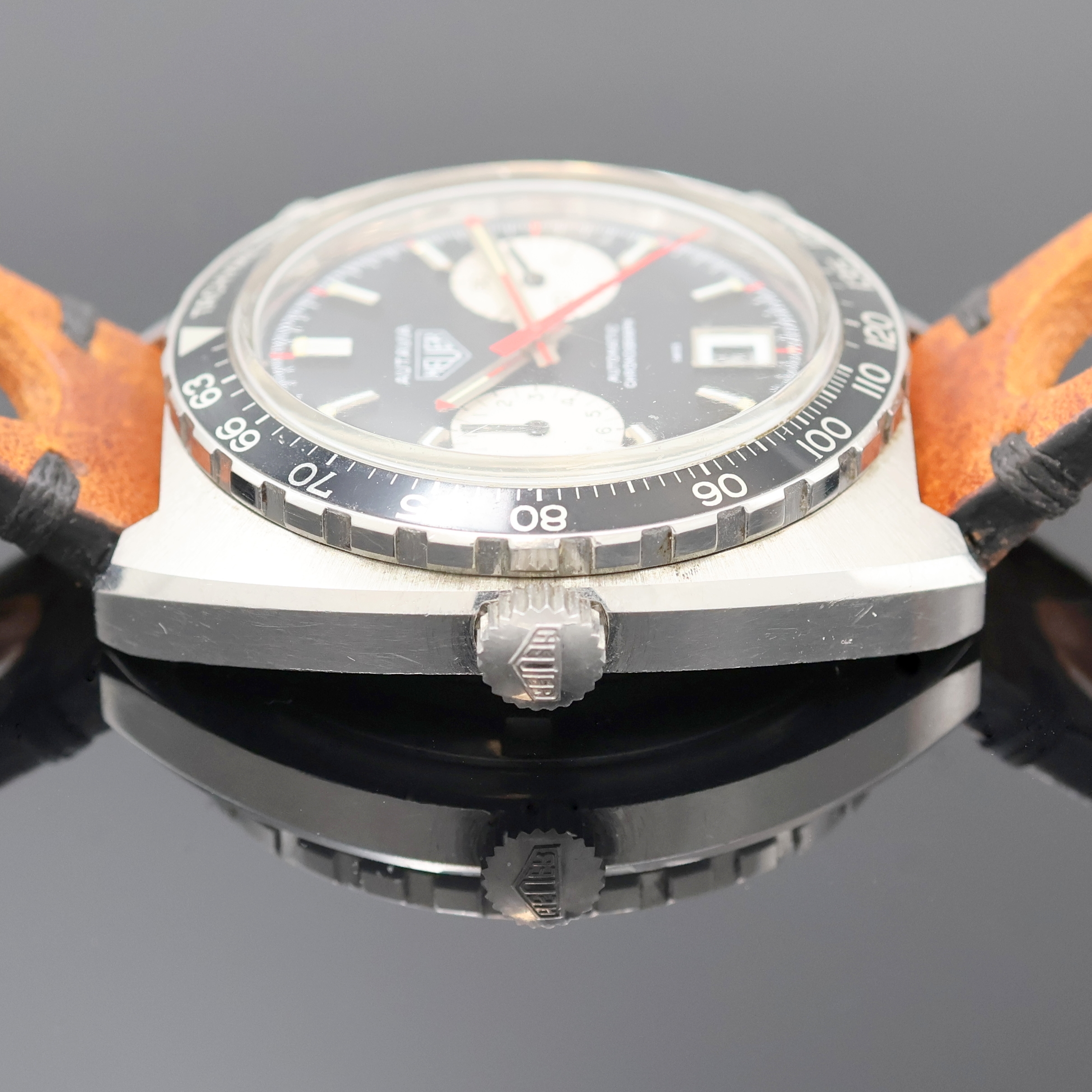 Detail c: HEUER Autavia Armbandchronograph Referenz 1163V, Schweiz um 1972, Automatik, Edelstahlgeh., Boden verschr., Krone außen 9, Lünette mit ...